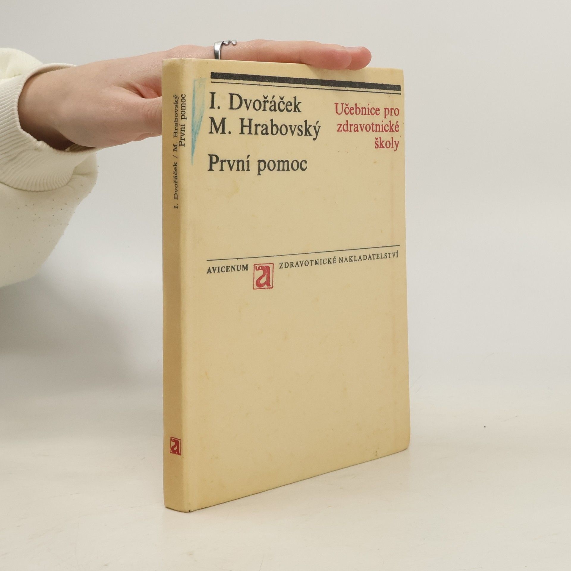 Ivan Dvořáček První pomoc. Učebnice pro střední zdravotnické školy