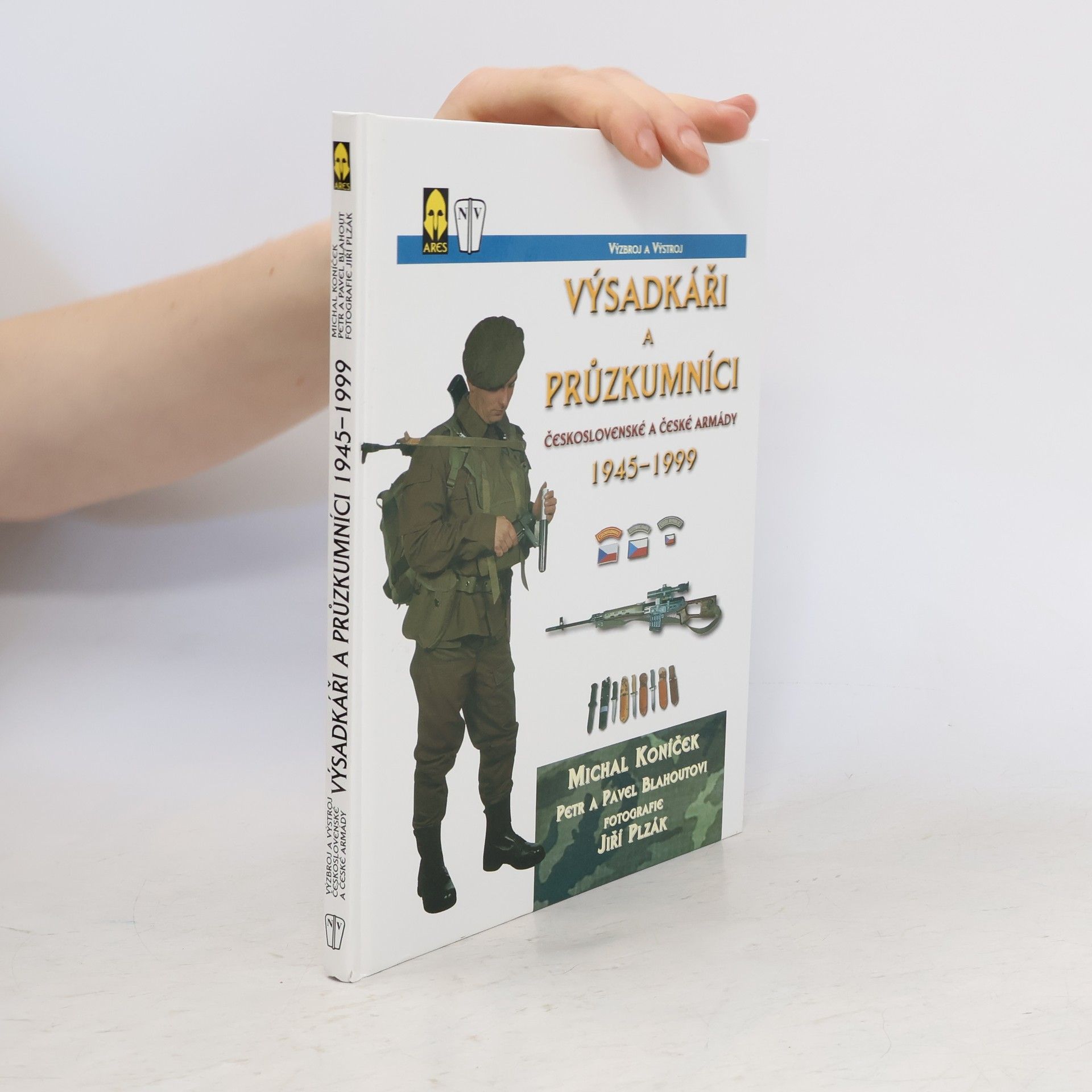 Michal Koníček Výsadkáři a průzkumníci Československé a České armády 1945-1999 : výzbroj a výstroj