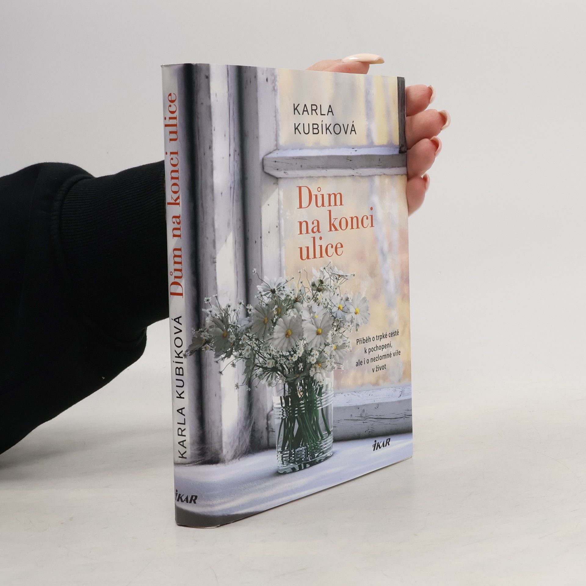 Karla Kubíková Dům na konci ulice. Příběh o trpké cestě k pochopení, ale i o nezlomné víře v život