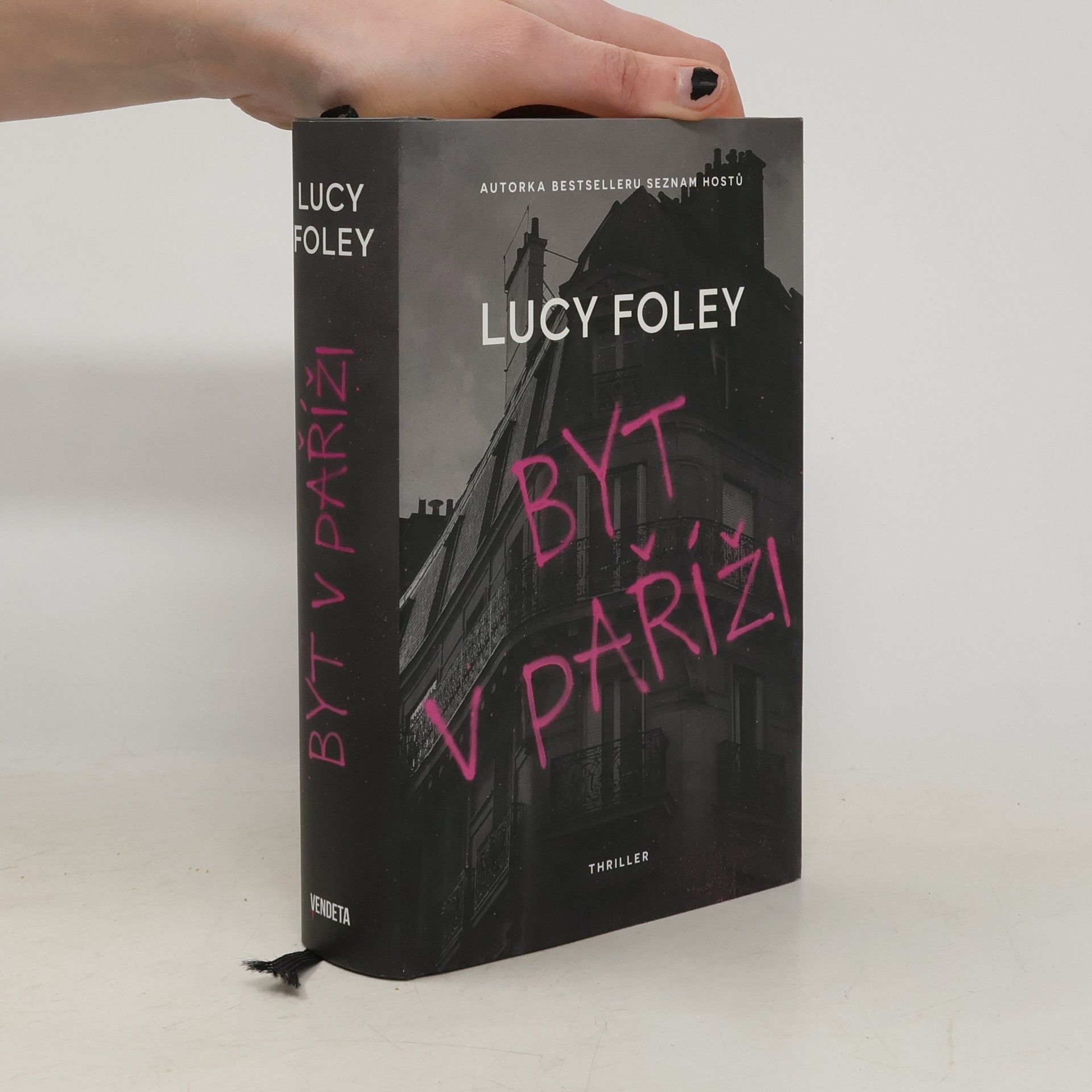 Lucy Foley Byt v Paříži