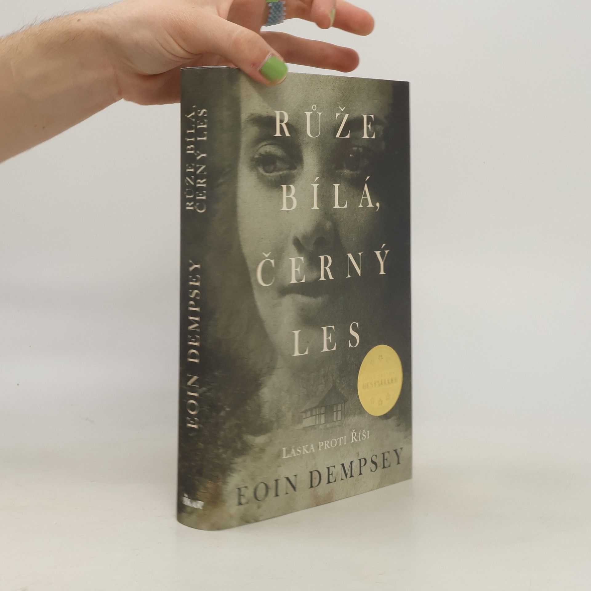 Eoin Dempsey Růže bílá, černý les