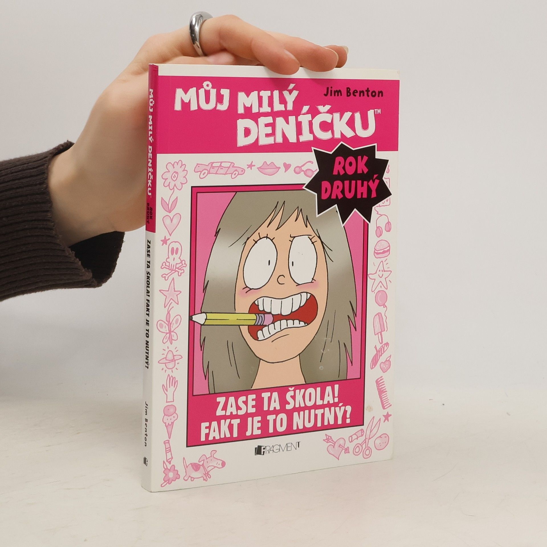 Jim Benton Můj milý deníčku: Příběhy z Mackerelské základní školy: Rok druhý. Zase ta škola! Fakt je to nutný?