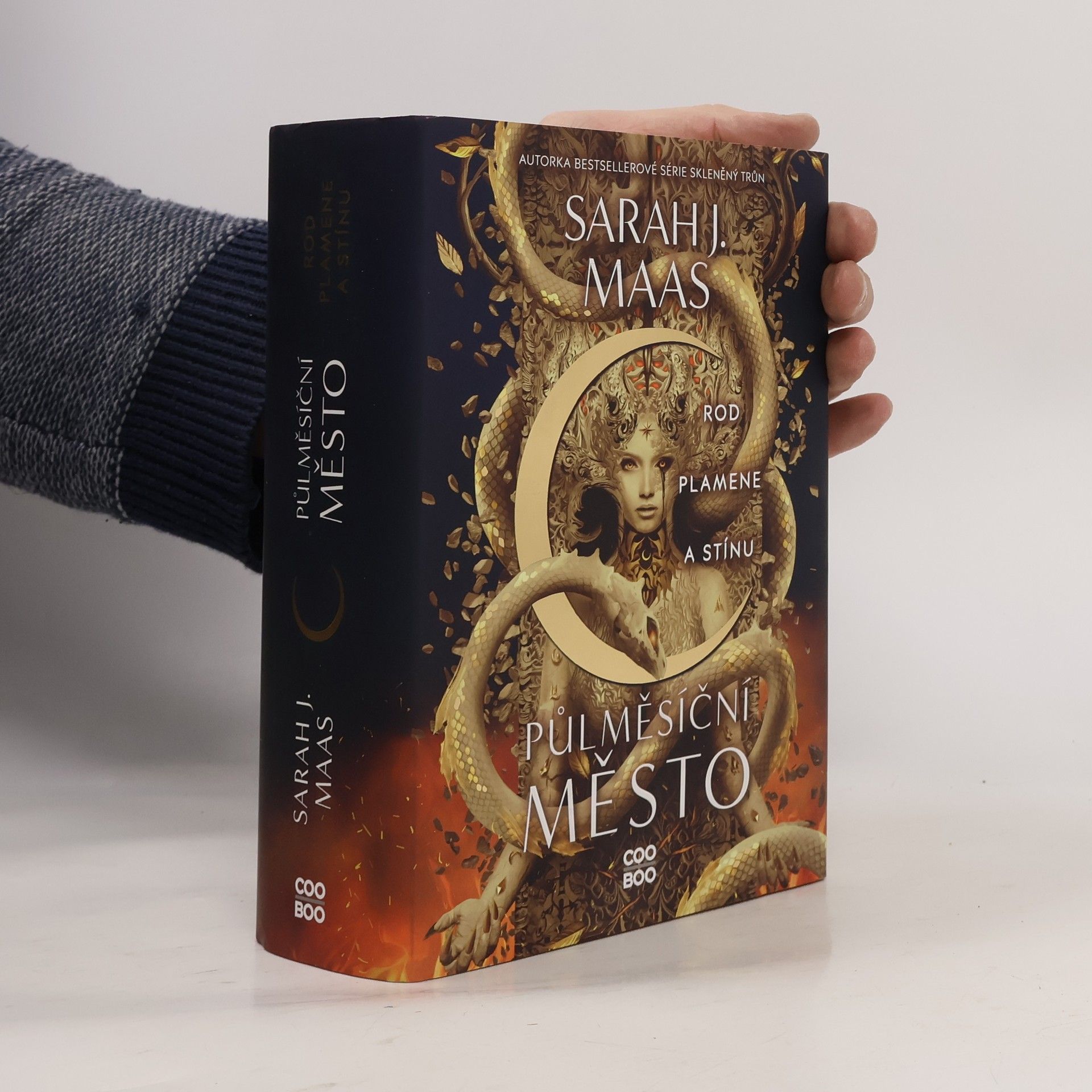 Sarah J. Maas Půlměsíční město. Rod plamene a stínu