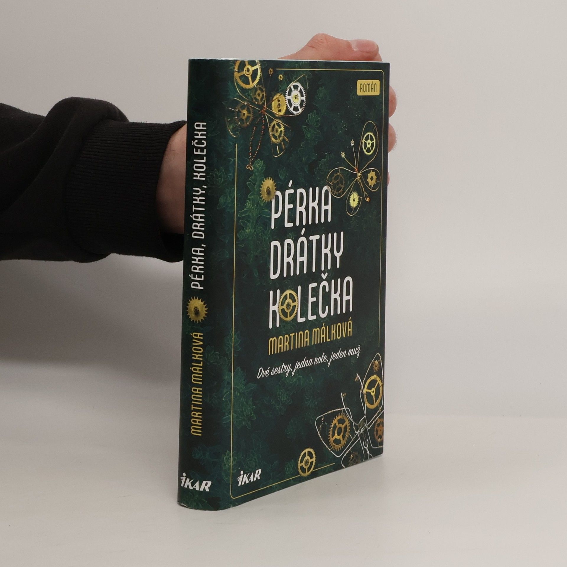 Martina Málková Pérka, drátky, kolečka: Dvě sestry, jedna role, jeden muž