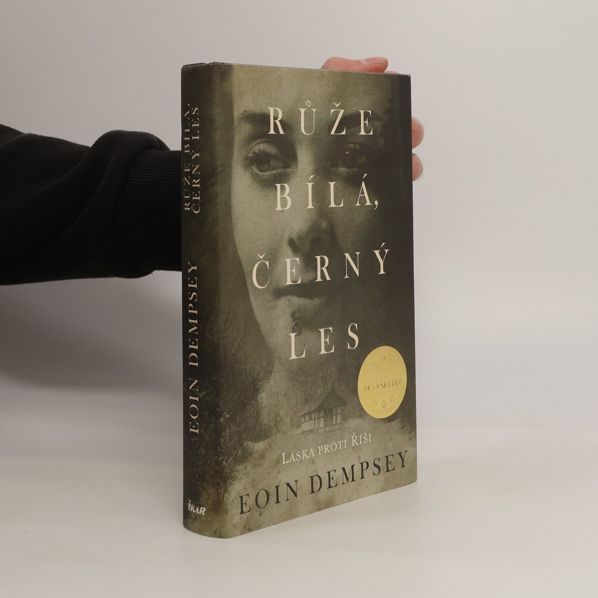 Eoin Dempsey Růže bílá, černý les