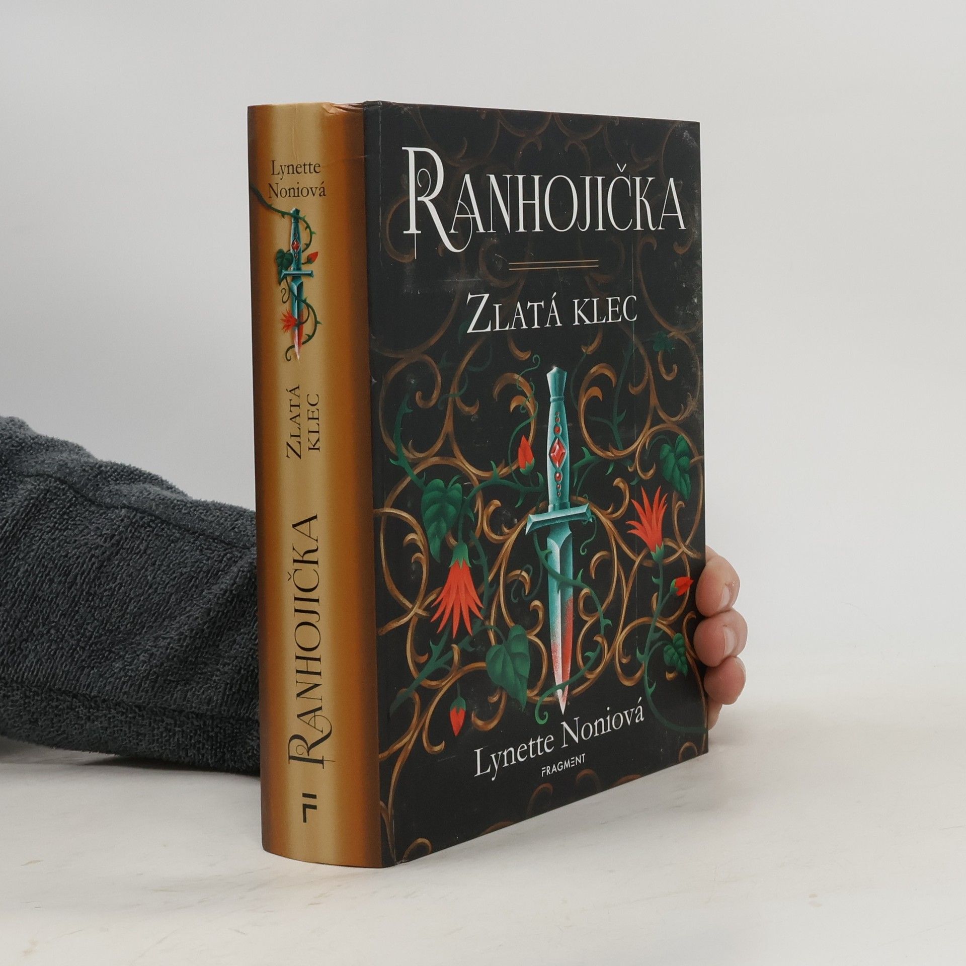 Lynette Noni Ranhojička. Zlatá klec