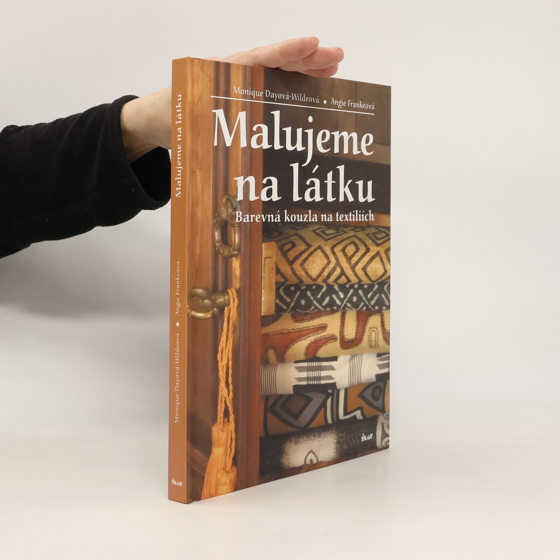 Monique Day-Wilde Malujeme na látku: Barevná kouzla na textiliích