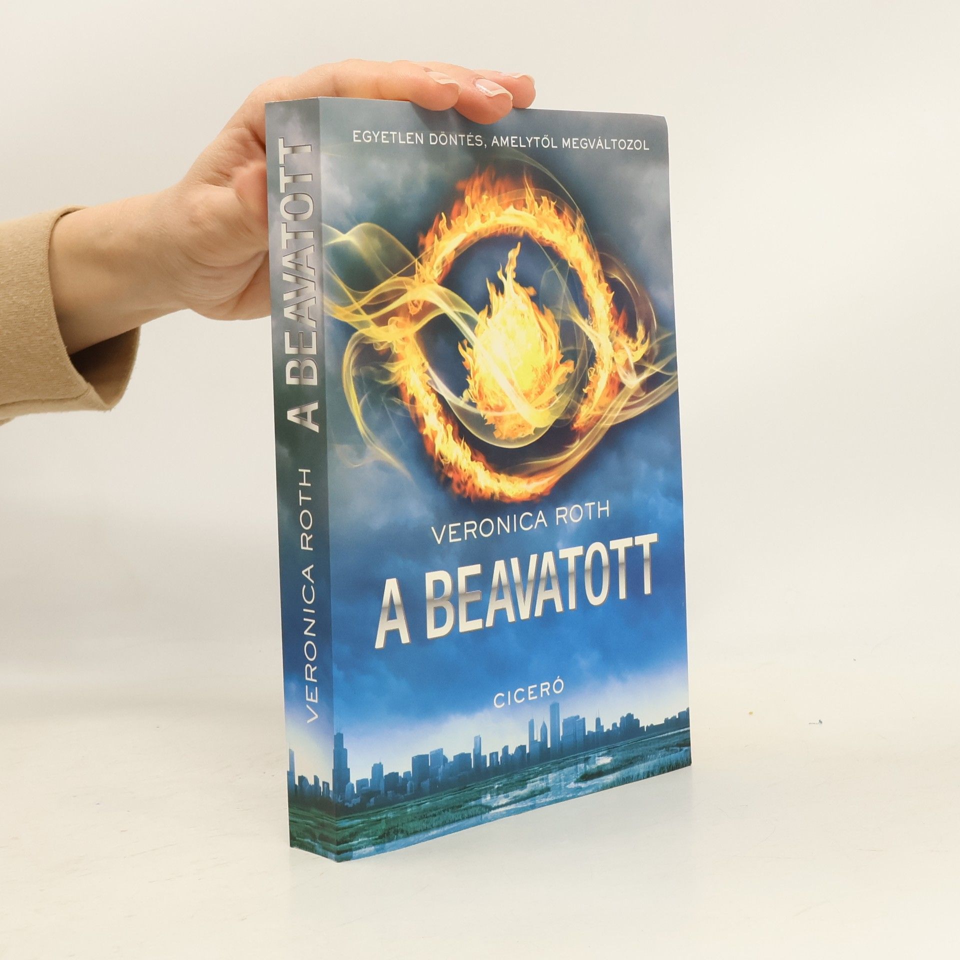 Veronica Roth A beavatott