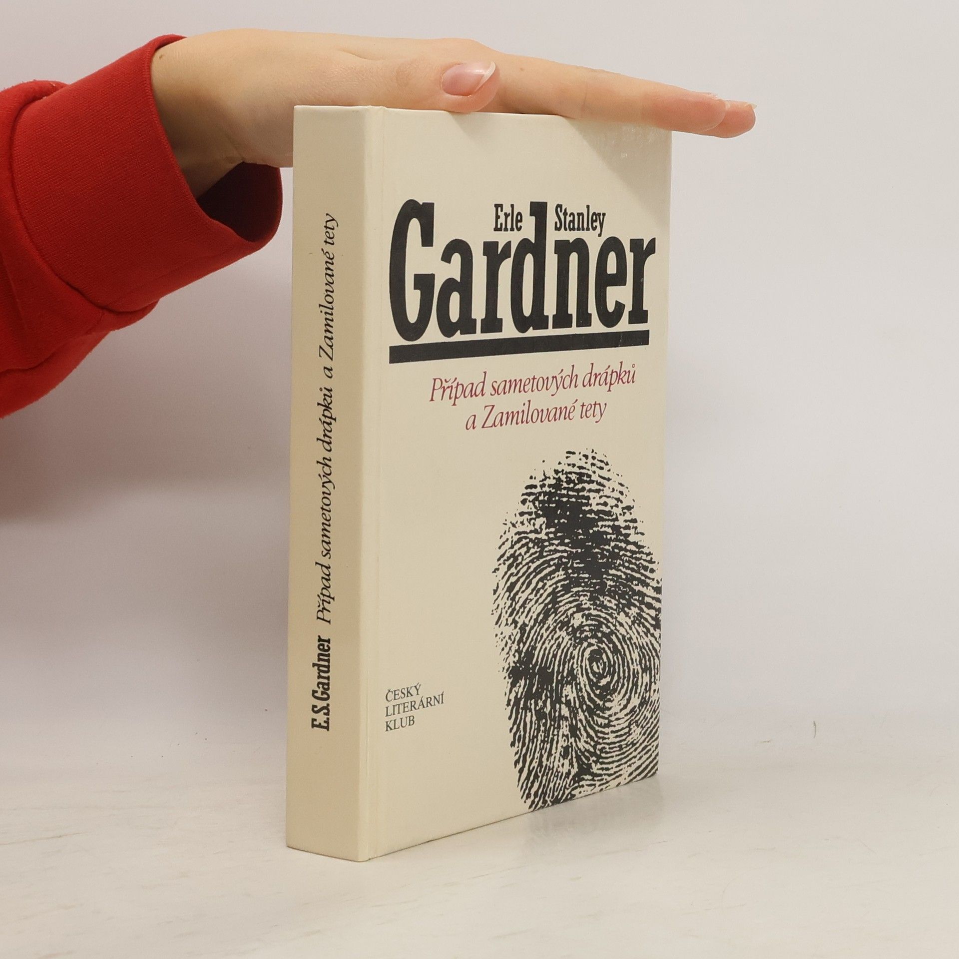 Erle Stanley Gardner Případ sametových drápků a Zamilované tety