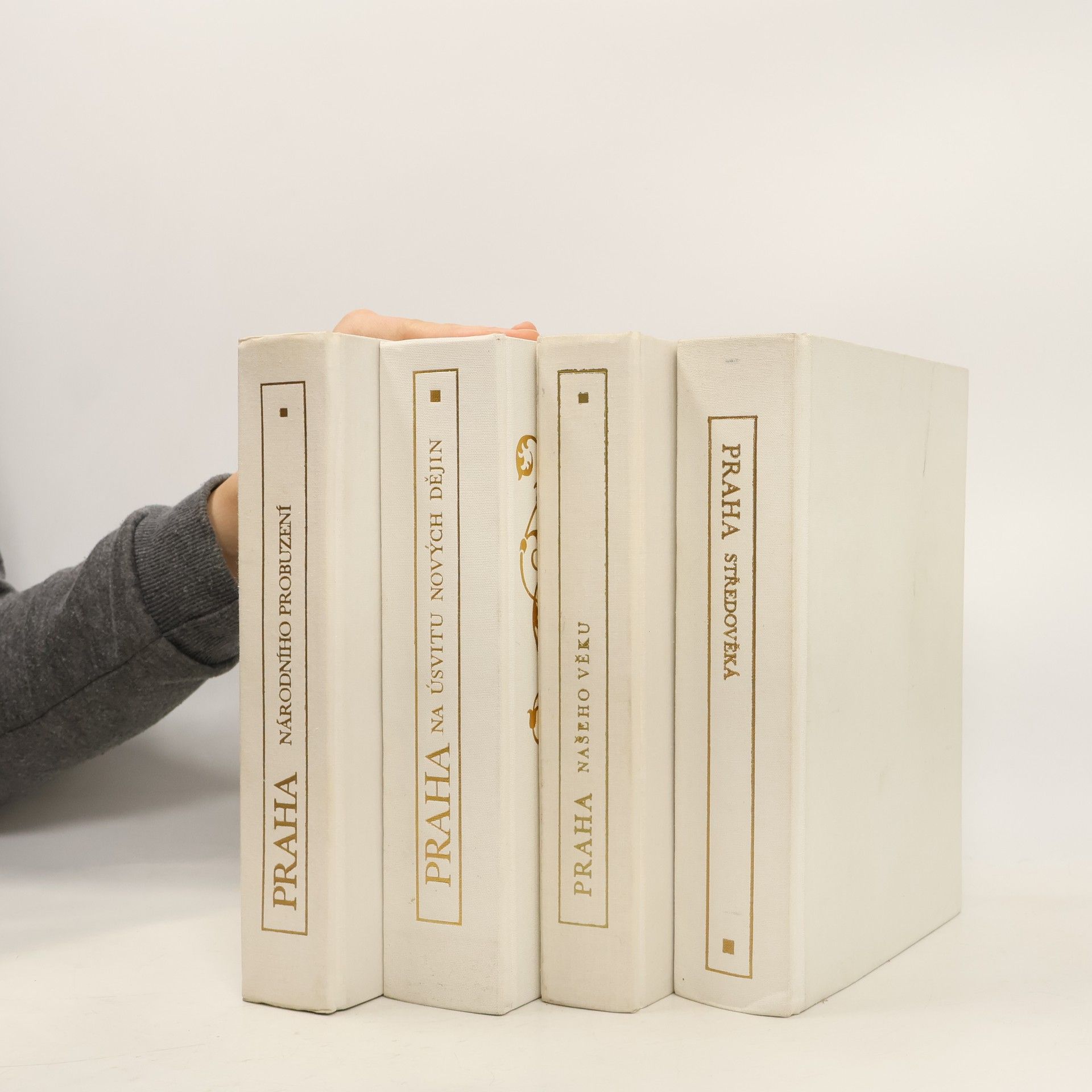 Emanuel Poche Čtvero knih o Praze: Praha středověká, Praha národního probuzení. Praha na úsvitu nových dějin, Praha našeho věku