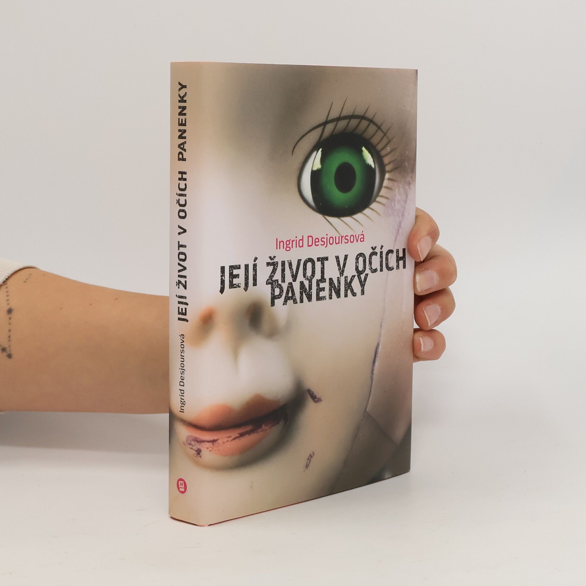 Její život v očích panenky