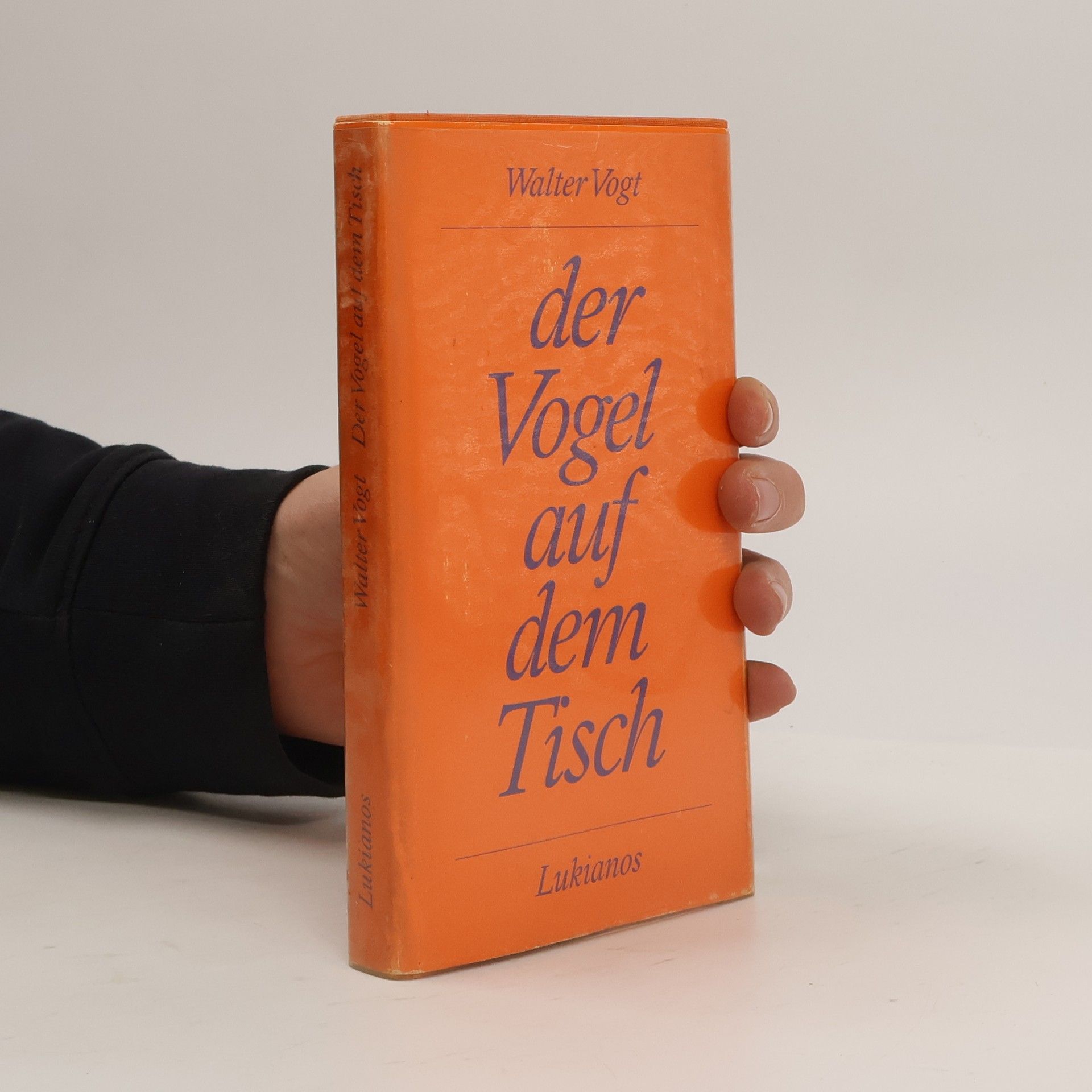 Der Vogel auf dem Tisch