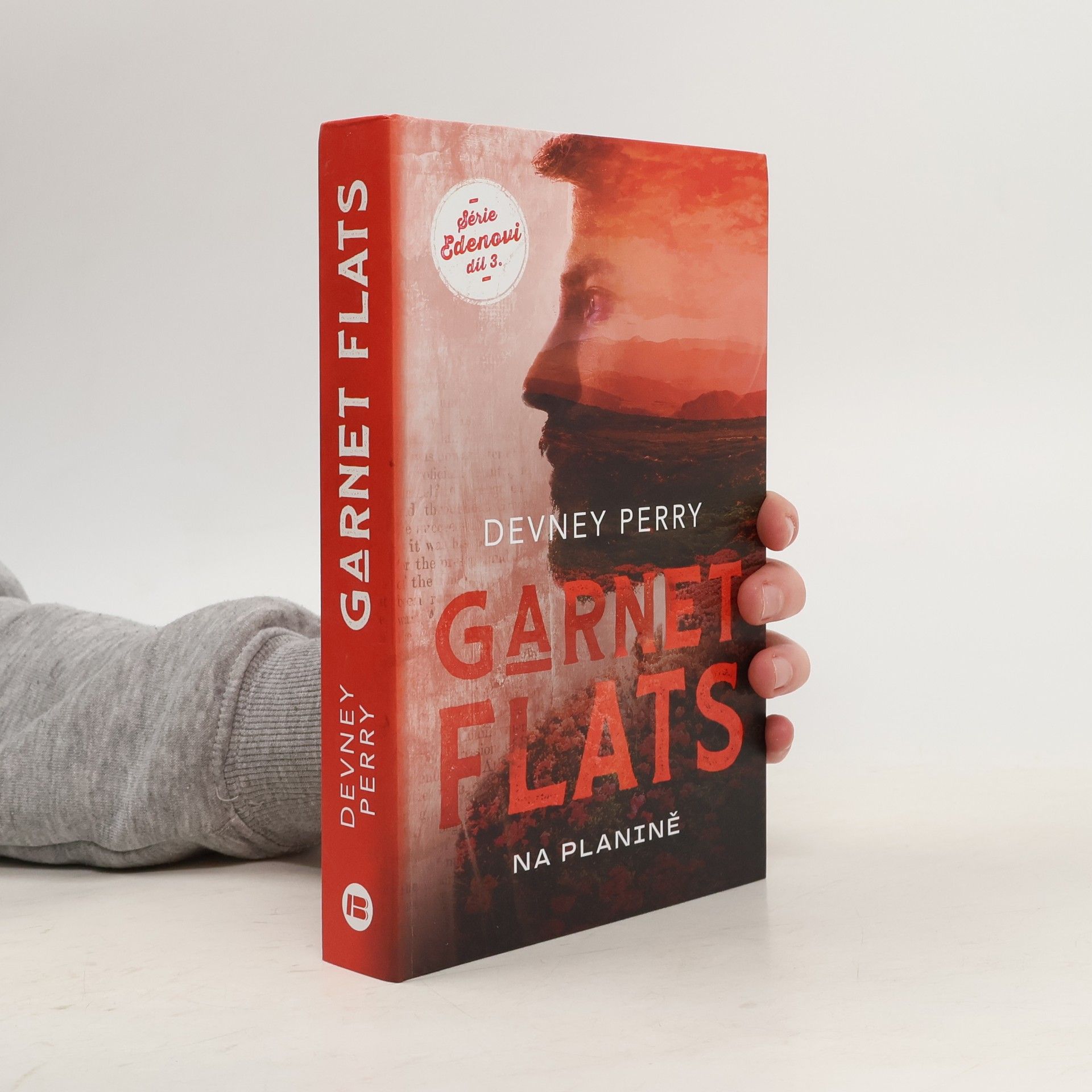 Devney Perry Garnet flats. Na planině