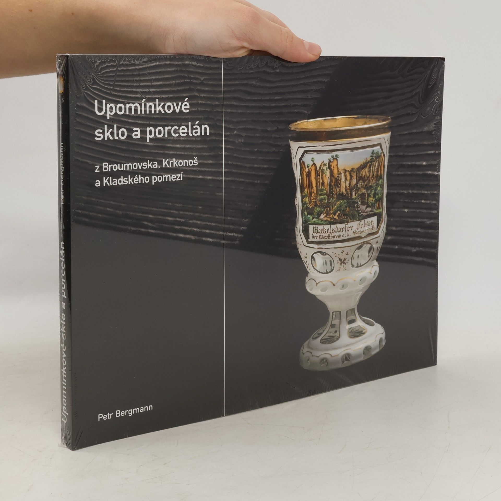 Petr Bergmann Upomínkové sklo a porcelán z Broumovska, Krkonoš a Kladského pomezí