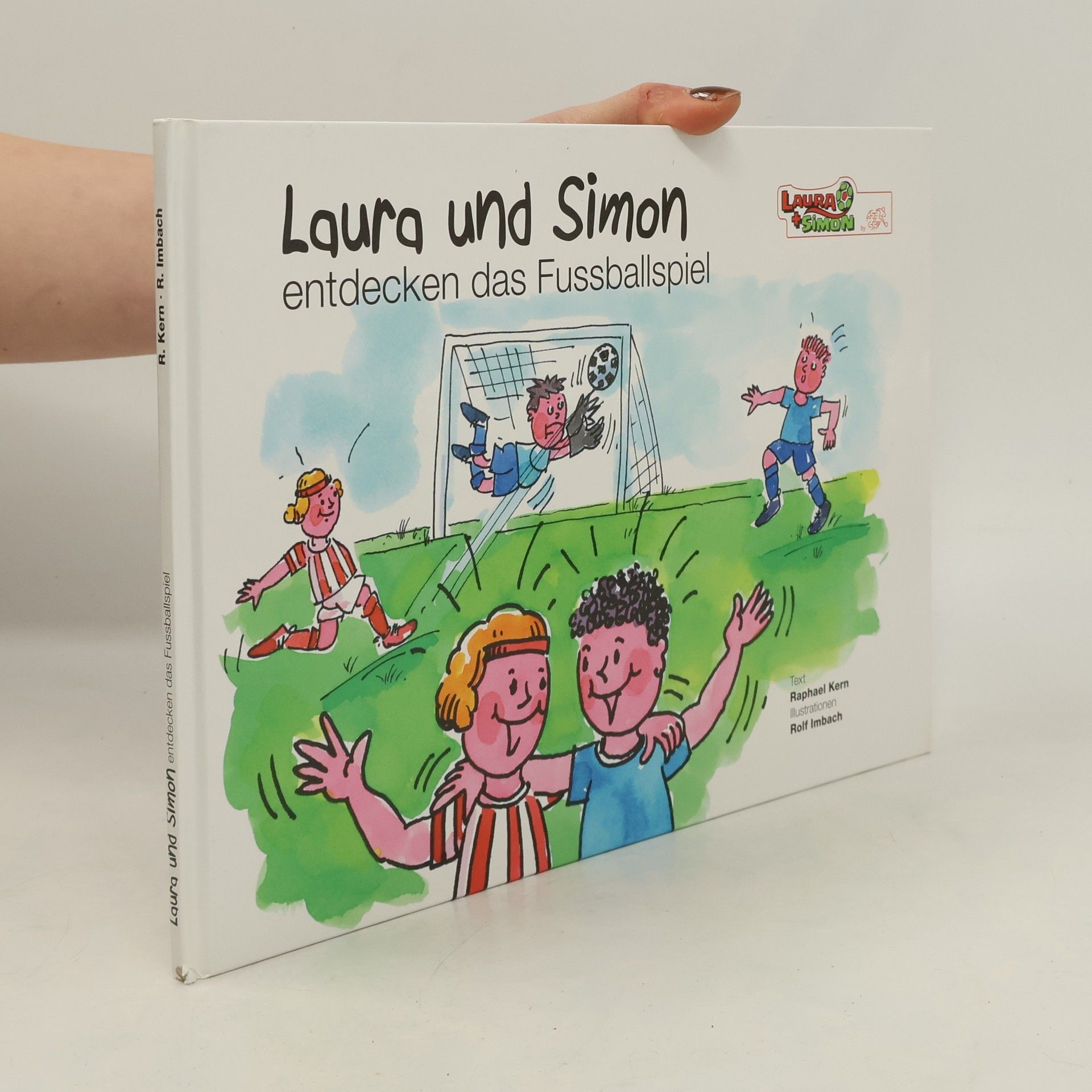 Laura und Simon entdecken das Fussballspiel