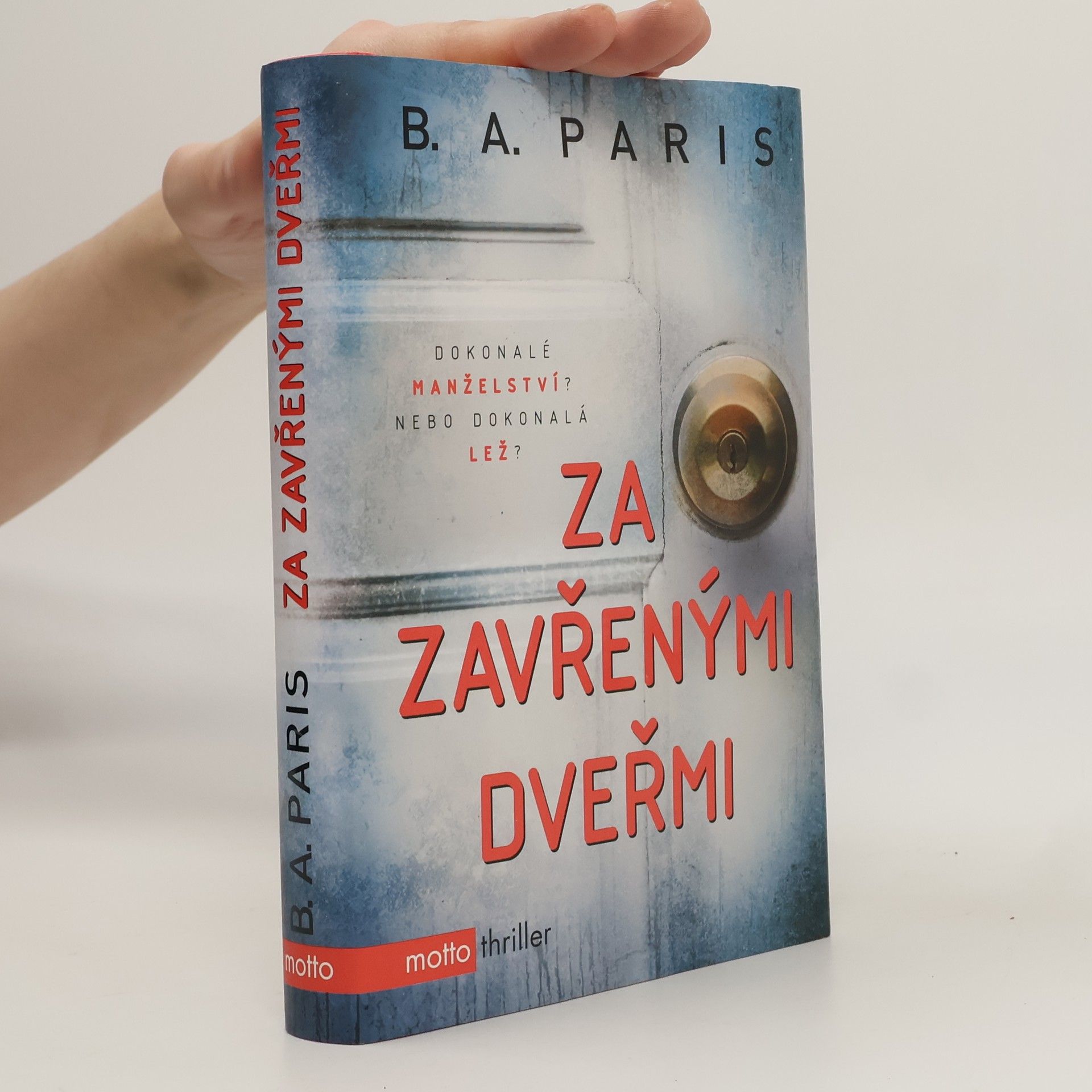 B. A. Paris Za zavřenými dveřmi