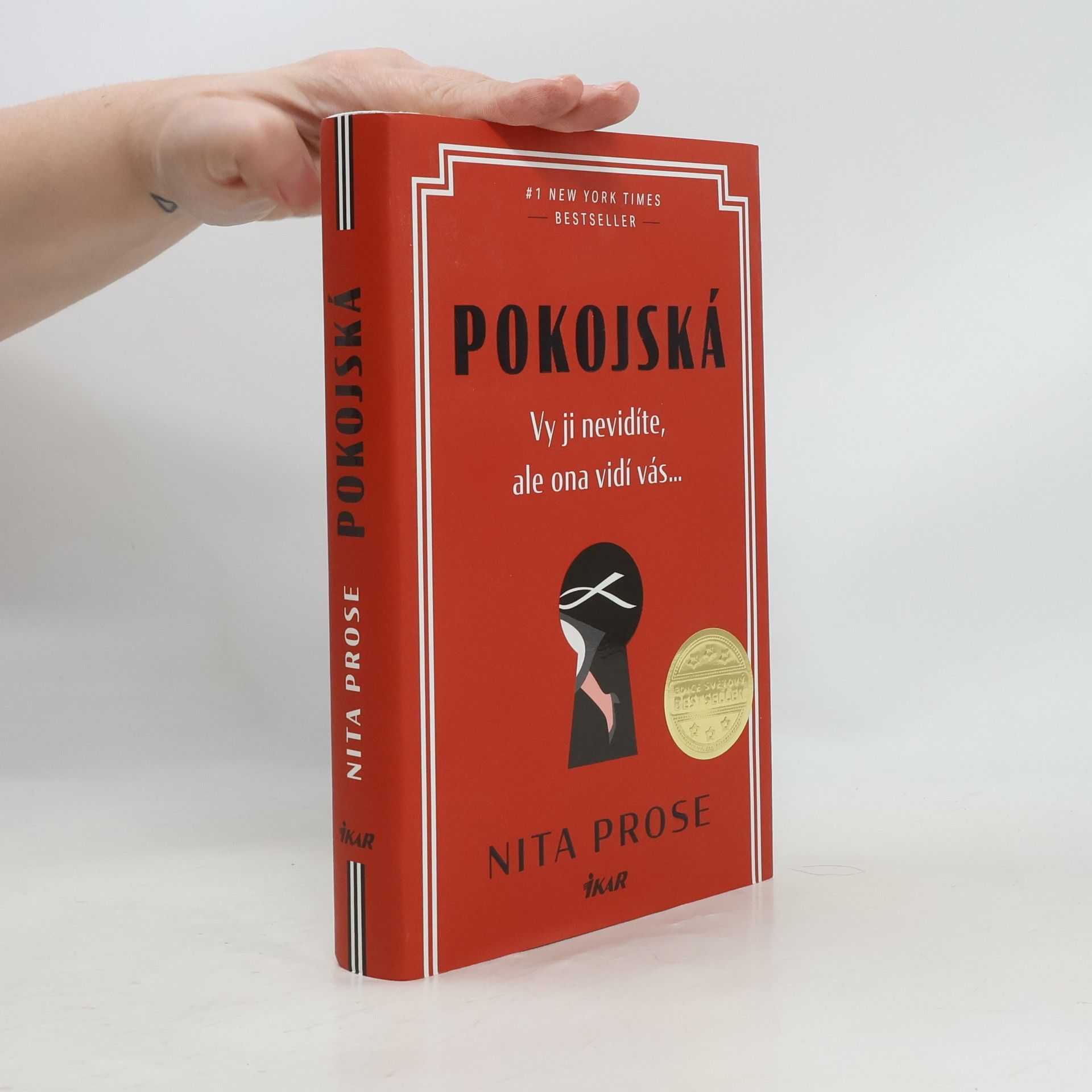 Nita Prose Pokojská: vy ji nevidíte, ale ona vidí vás...