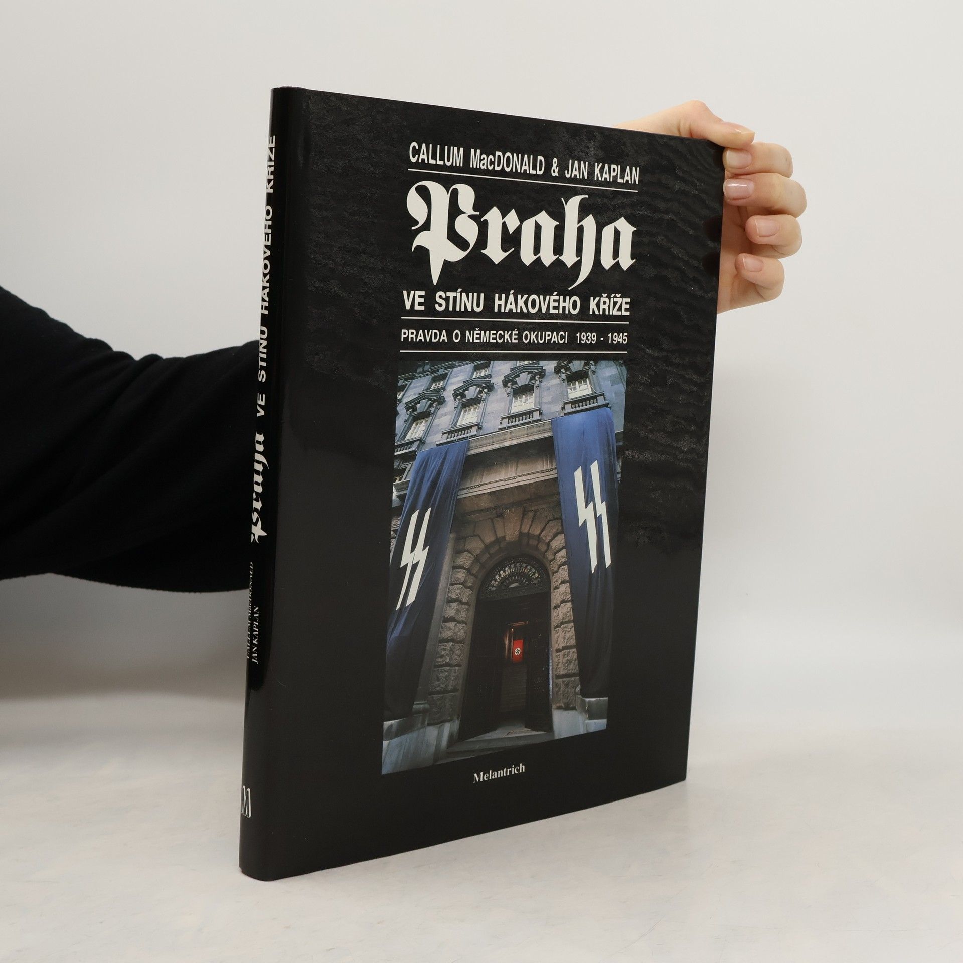 C. A. MacDonald Praha ve stínu hákového kříže