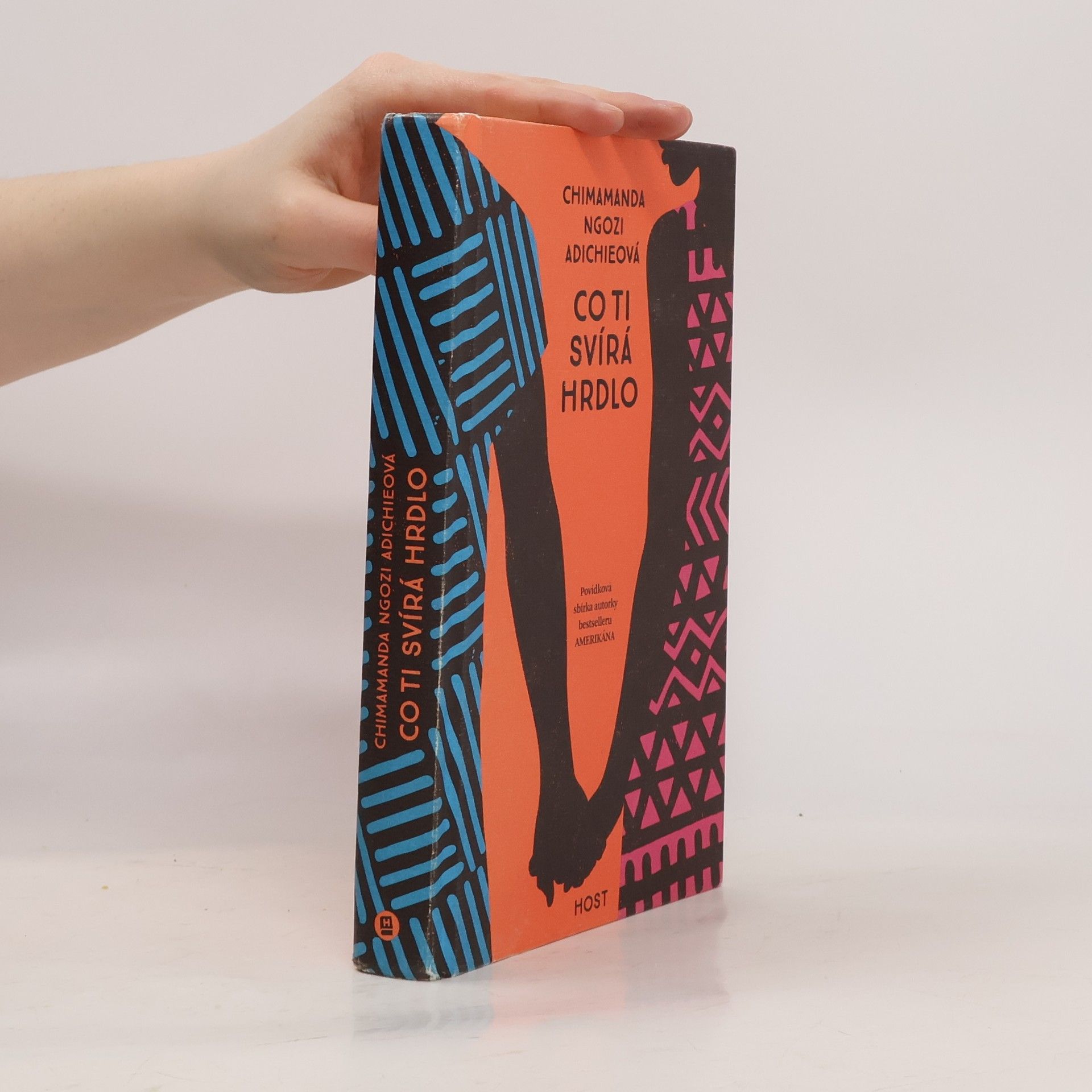 Chimamanda Ngozi Adichie Co ti svírá hrdlo