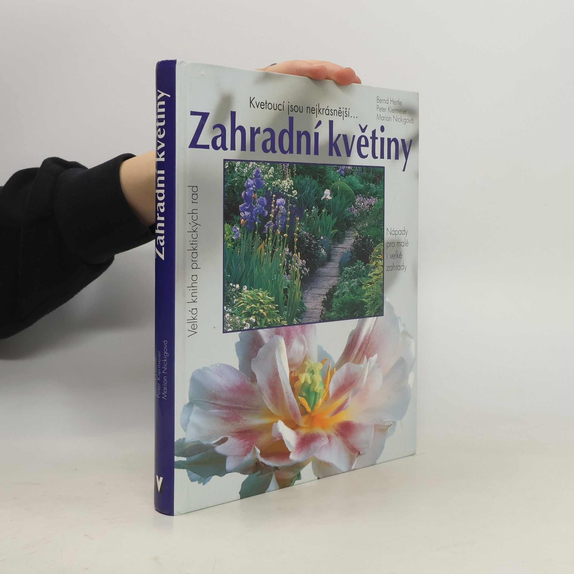 Ivana Juřičková Zahradní květiny. Kvetoucí jsou nejkrásnější... Pěstitelské rady a portréty oblíbených kvetoucích rostlin, trav a kapradin. Nápady pro malé i velké zahrady. 500 barevných fotografií a 150 schematických nákresů