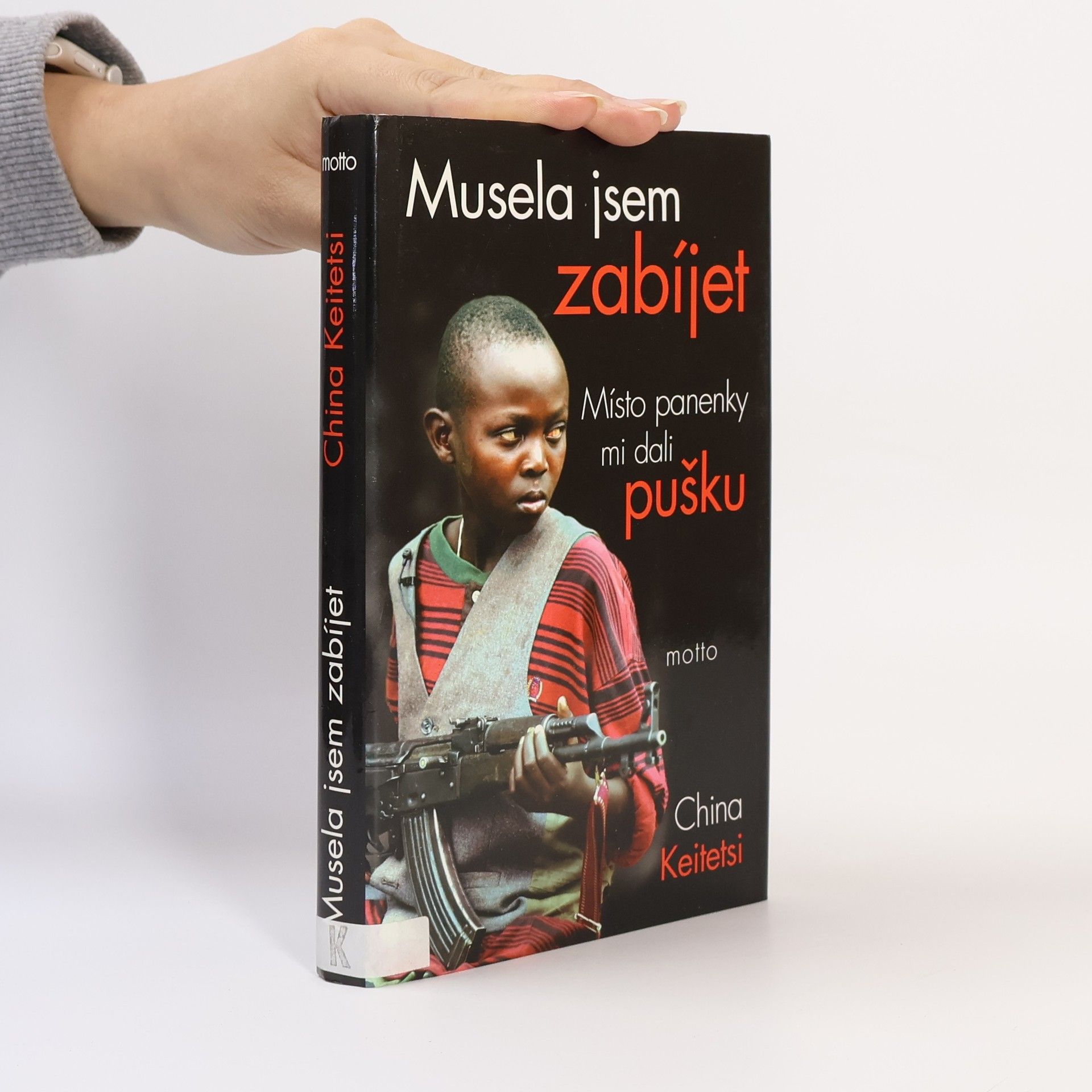 China Keitetsi Musela jsem zabíjet: Místo panenky mi dali pušku