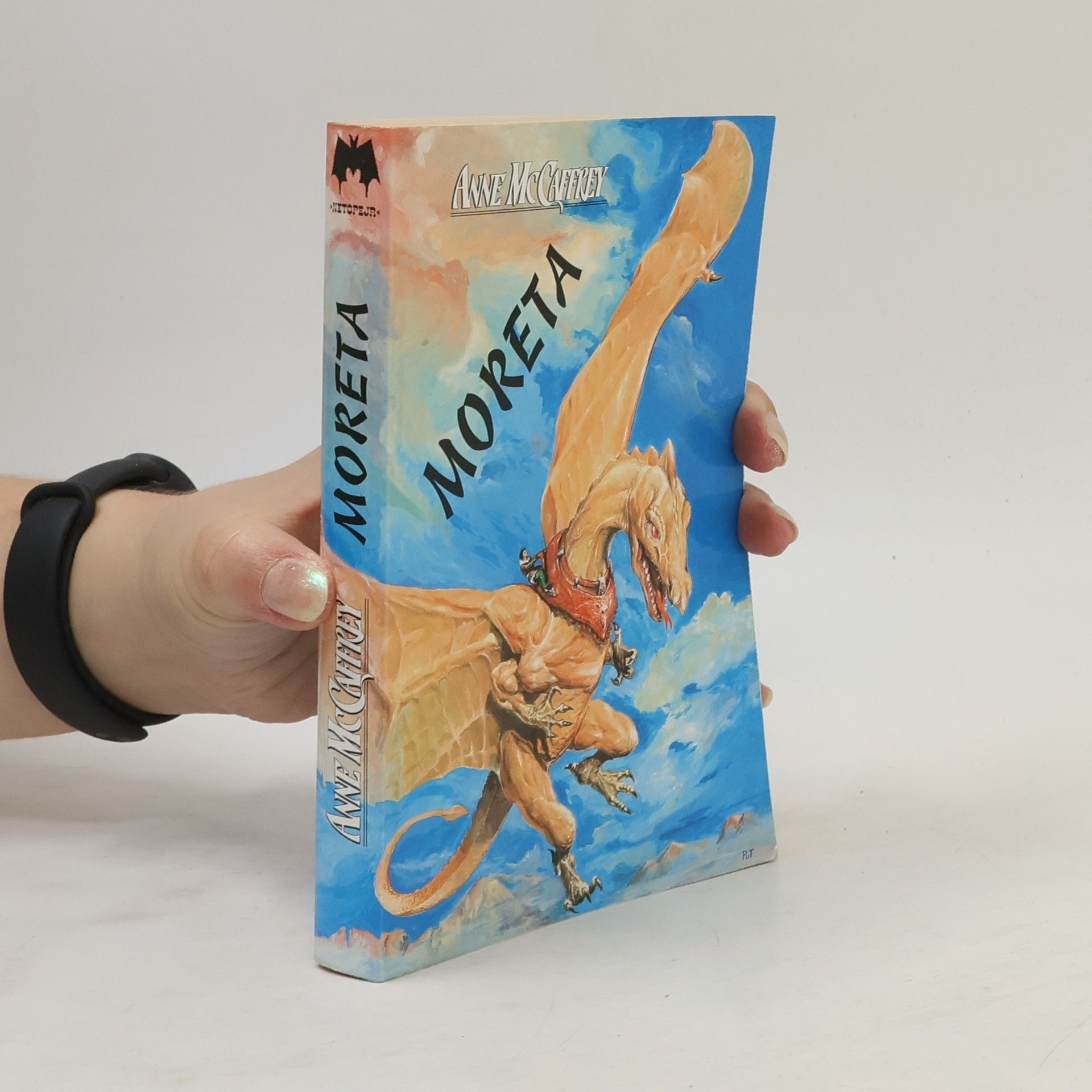Anne McCaffrey Moreta : paní pernských draků