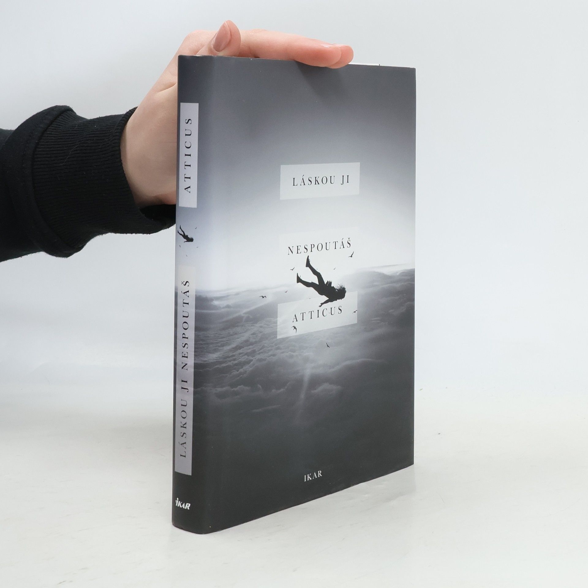 Atticus Láskou ji nespoutáš