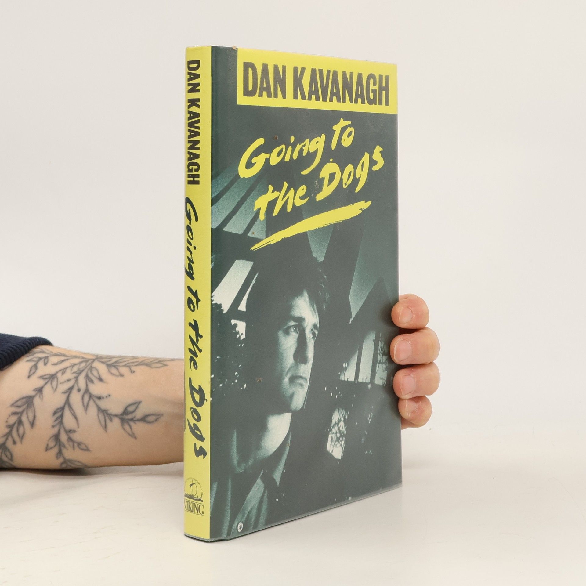 Julian Barnes Going to the Dogs