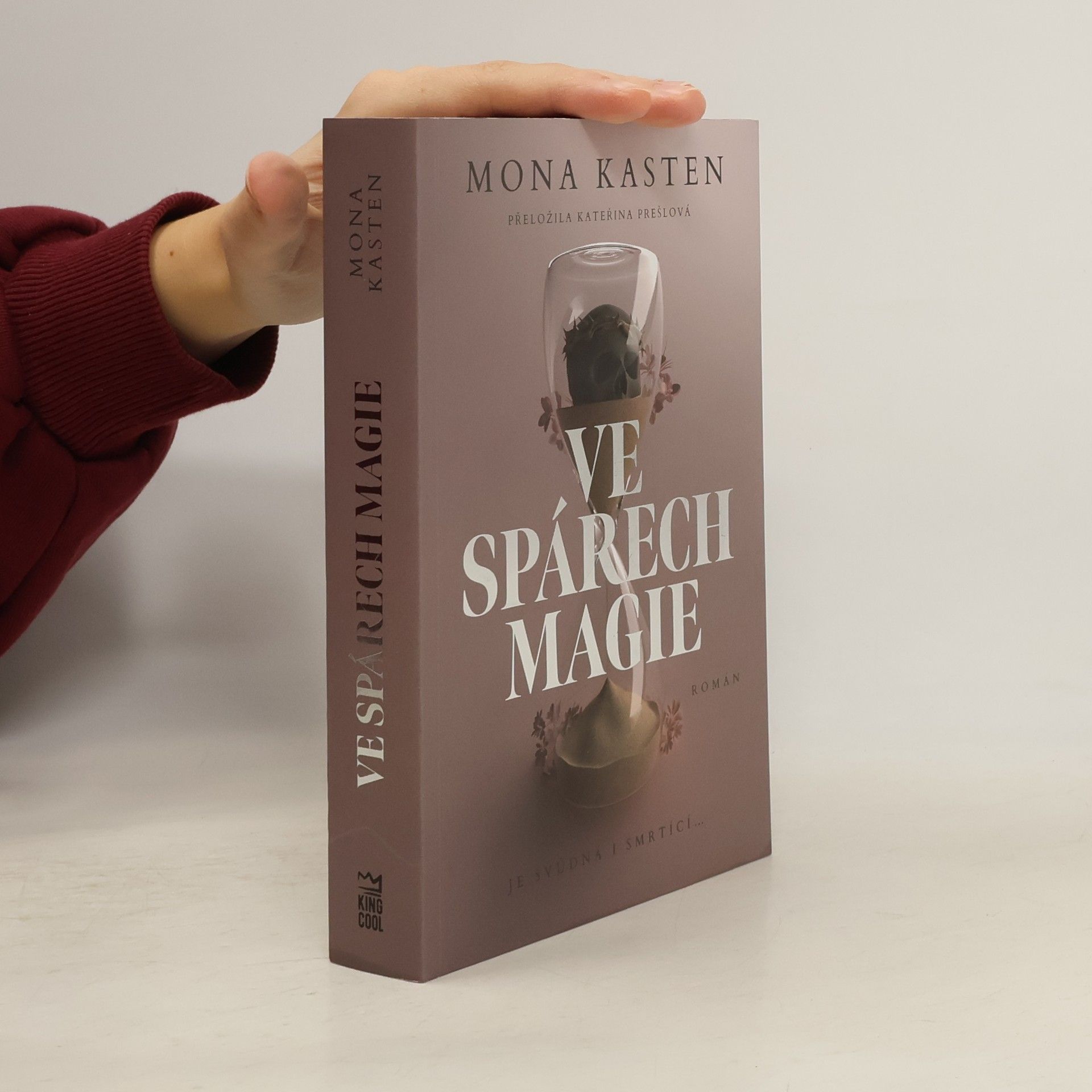 Mona Kasten Ve spárech magie