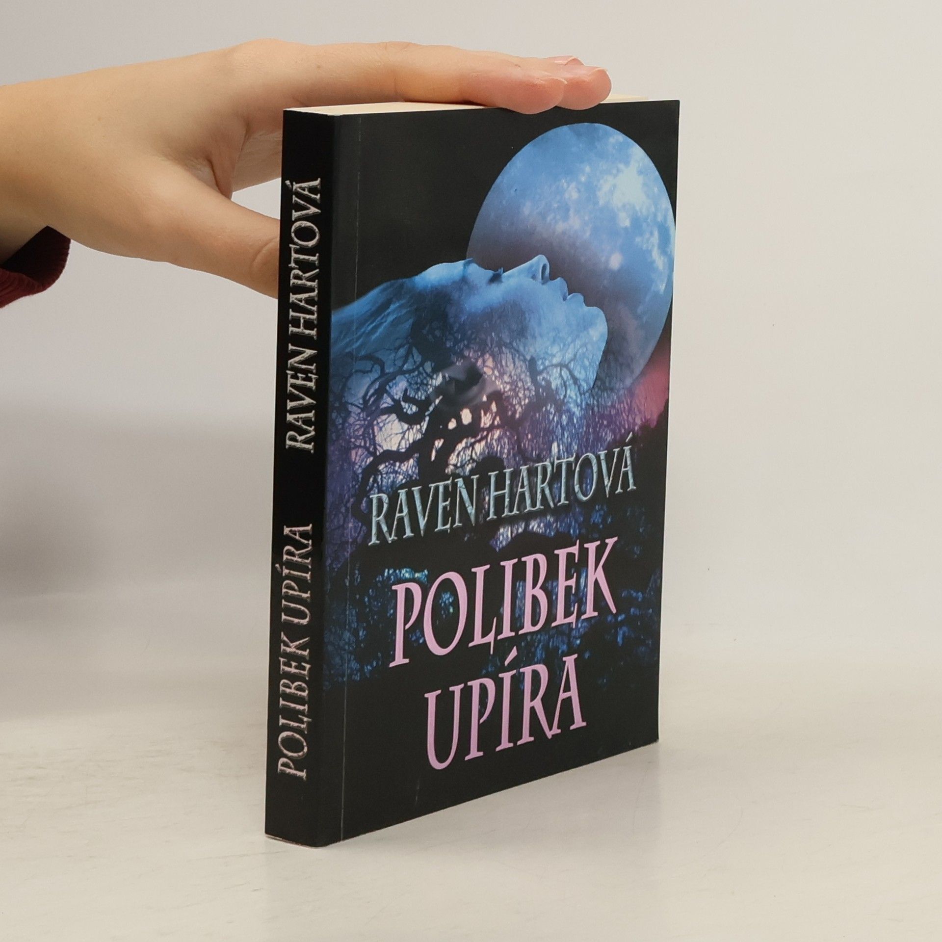 Raven Hart Polibek upíra
