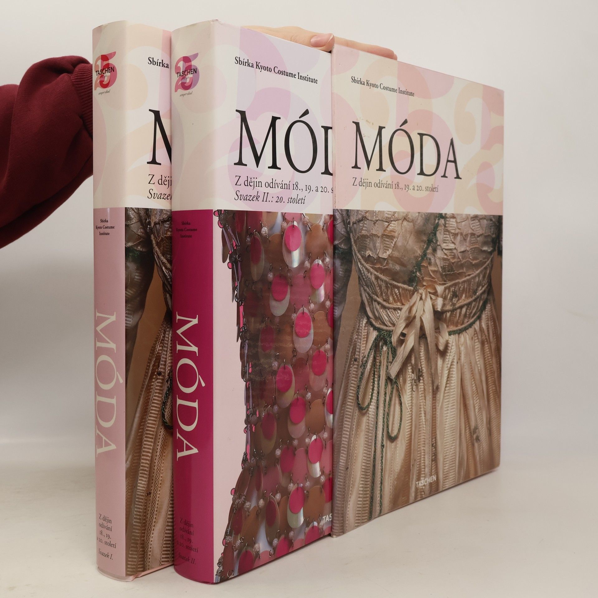 Autorenkollektiv Móda: Z dějin odívání 18., 19. a 20. století