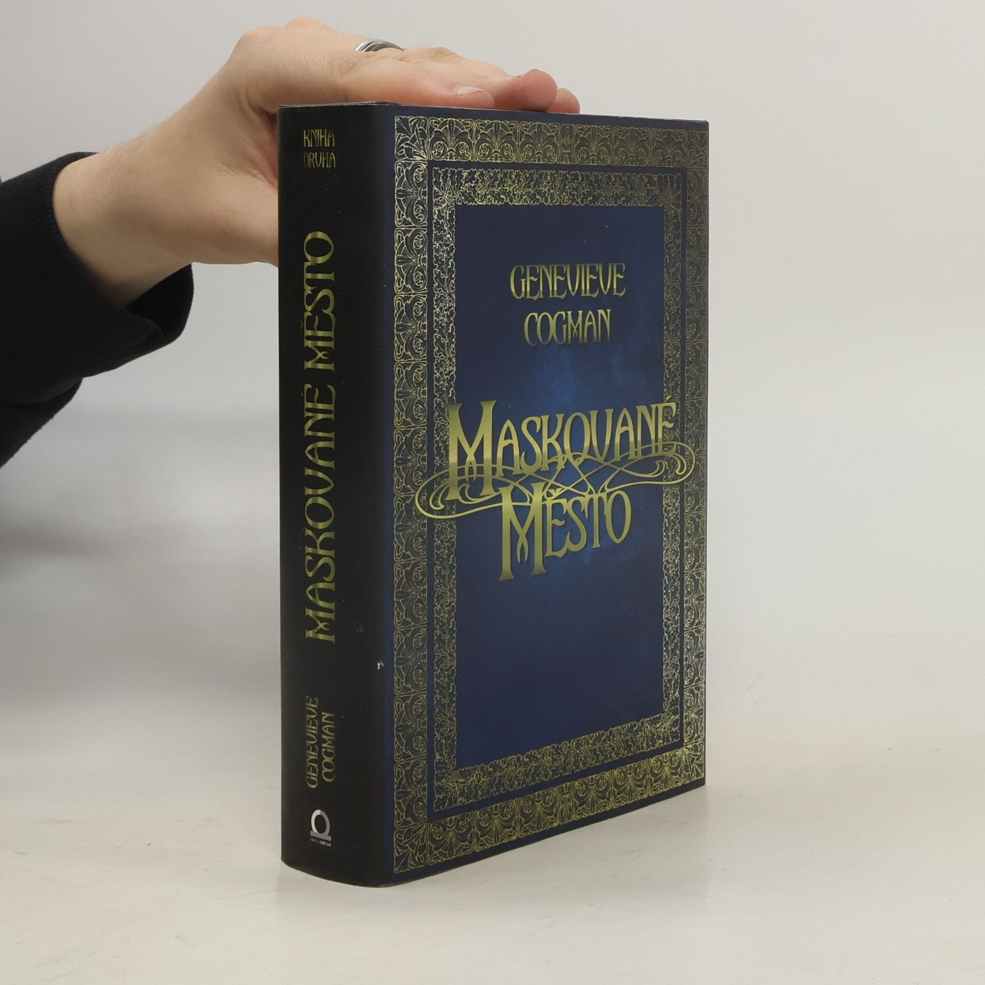 Genevieve Cogman Neviditelná knihovna. Kniha druhá, Maskované město