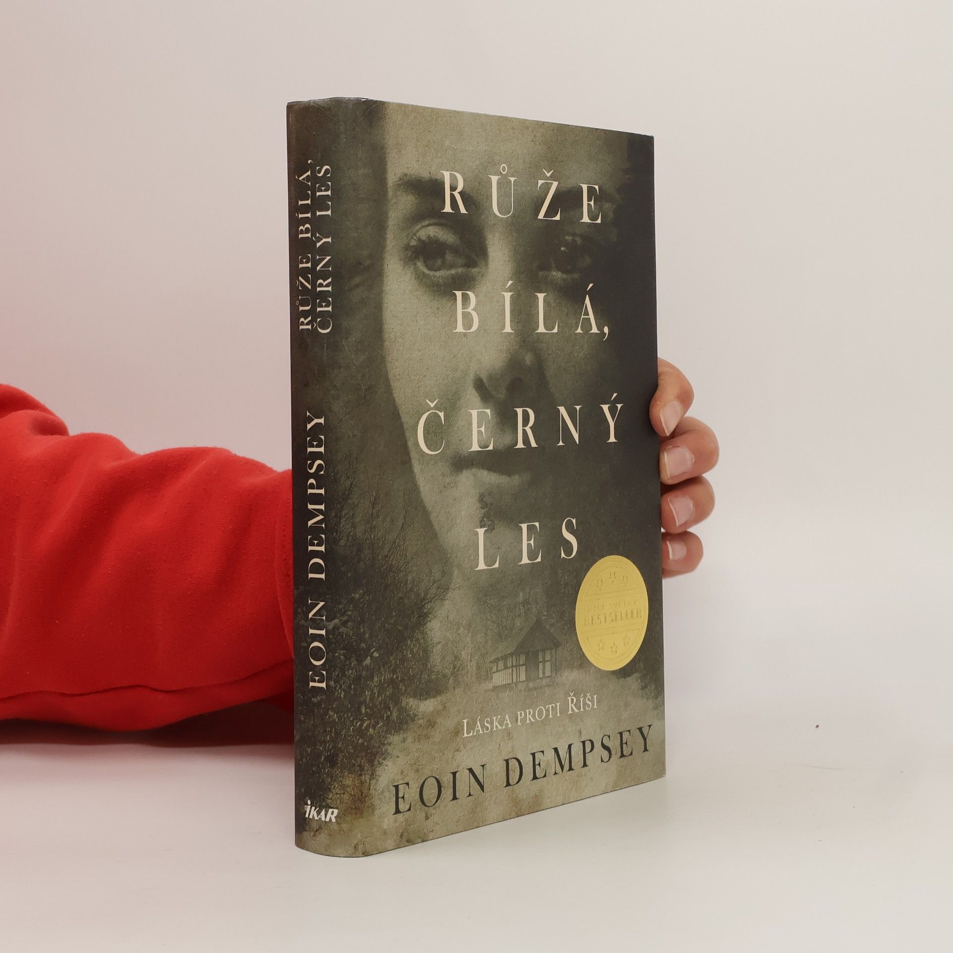 Eoin Dempsey Růže bílá, černý les