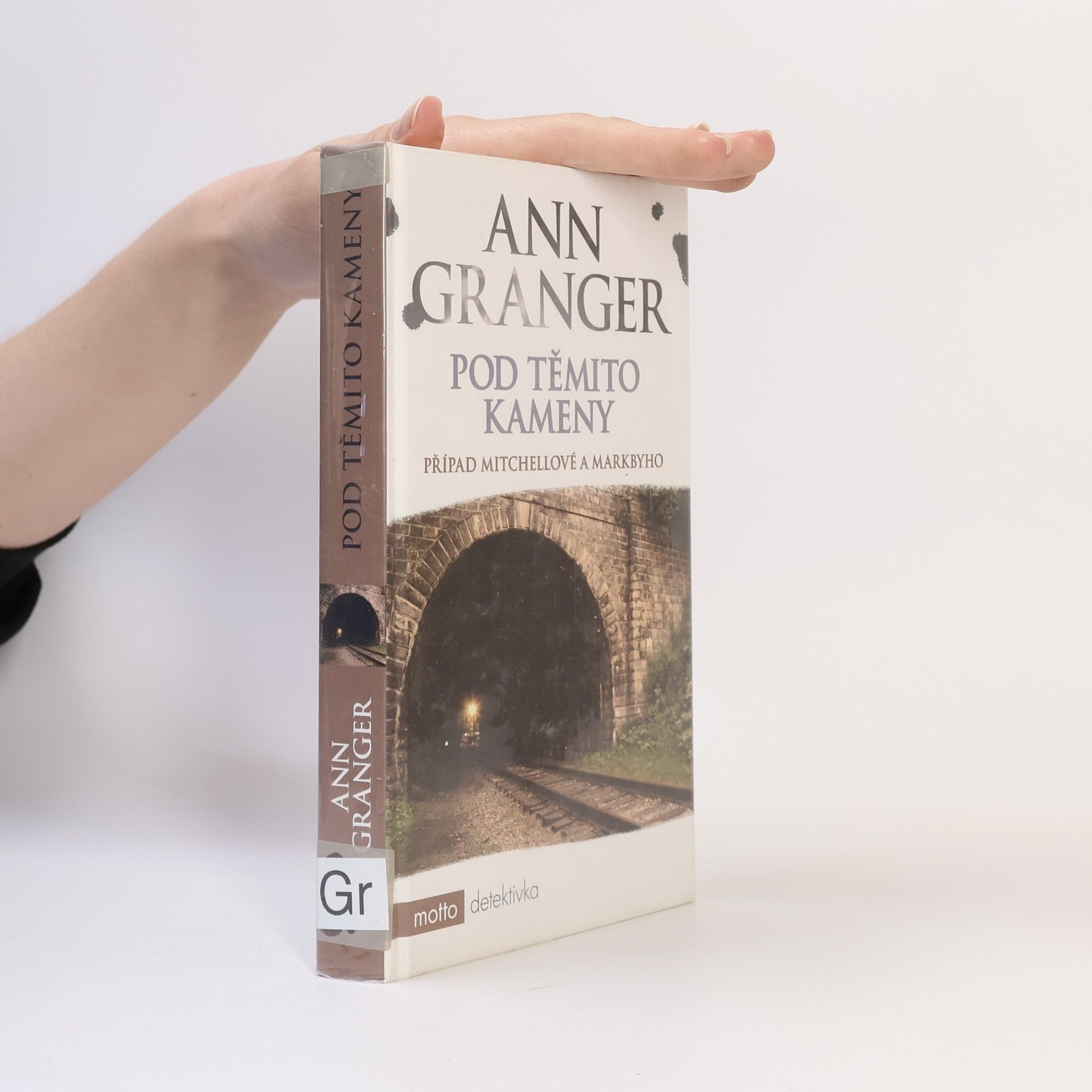 Ann Granger Pod těmito kameny