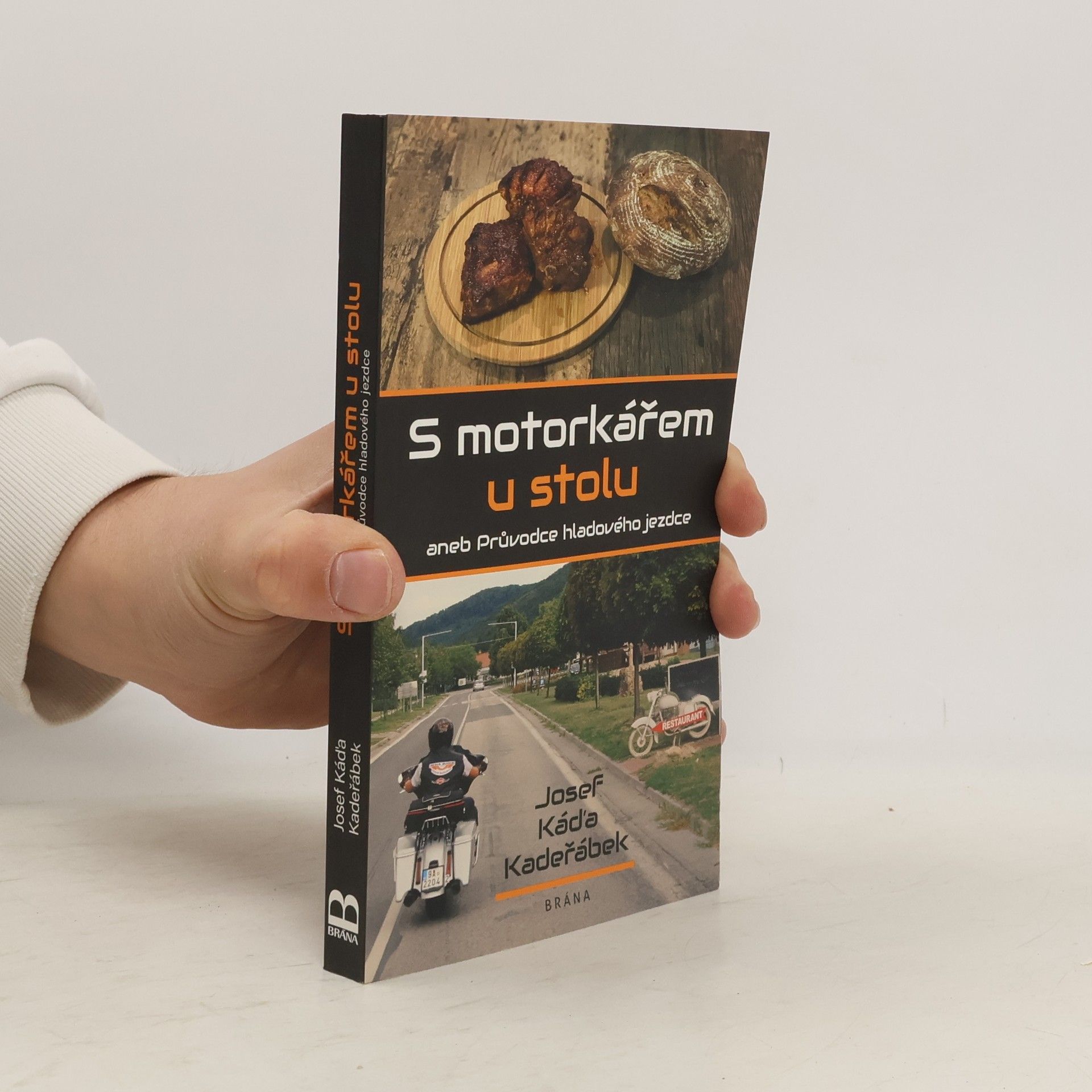 Josef Káďa Kadeřábek S motorkářem u stolu