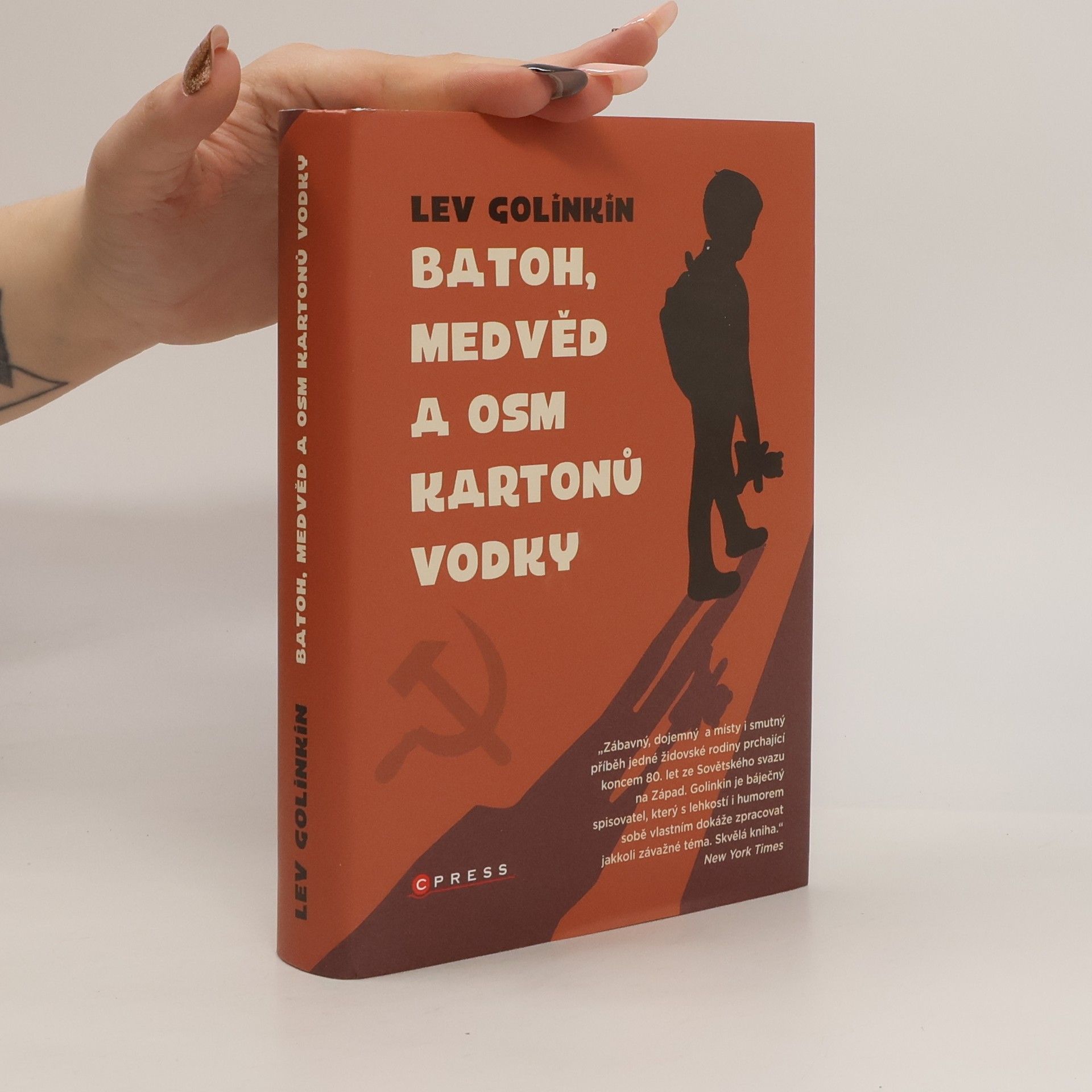 Lev Golinkin Batoh, medvěd a osm kartonů vodky