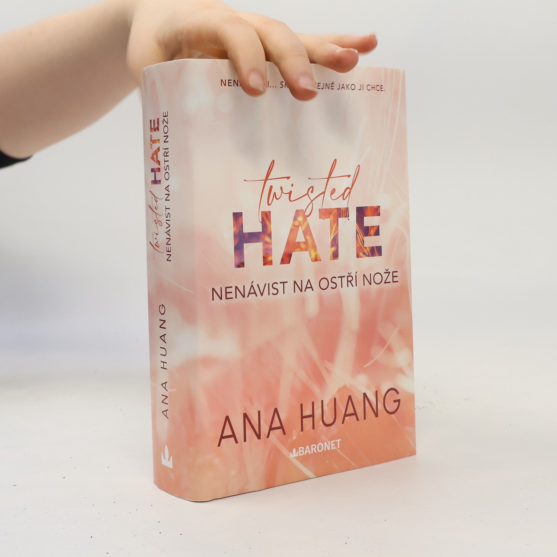 Ana Huang Twisted Hate: Nenávist na ostří nože