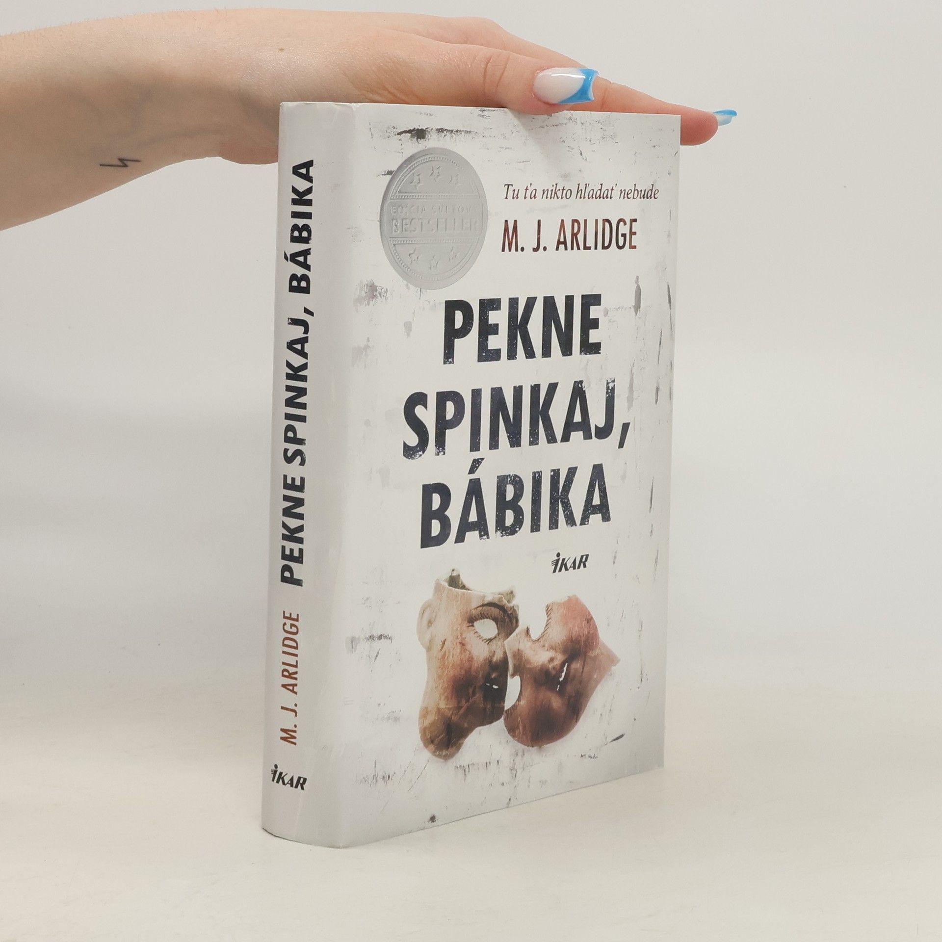 M. J. Arlidge Pekne spinkaj, bábika