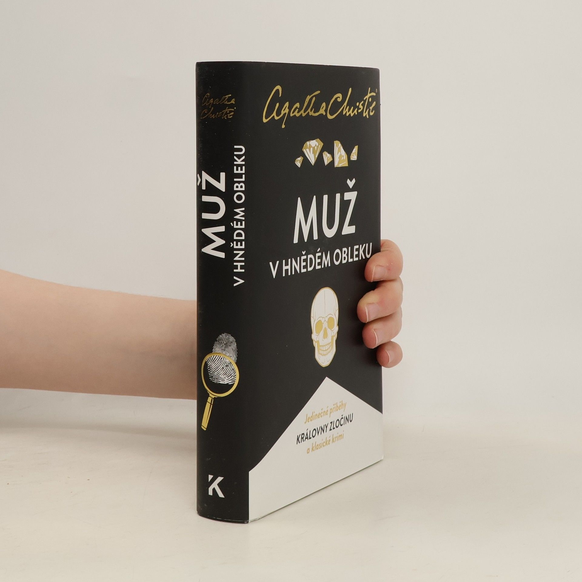 Muž v hnědém obleku