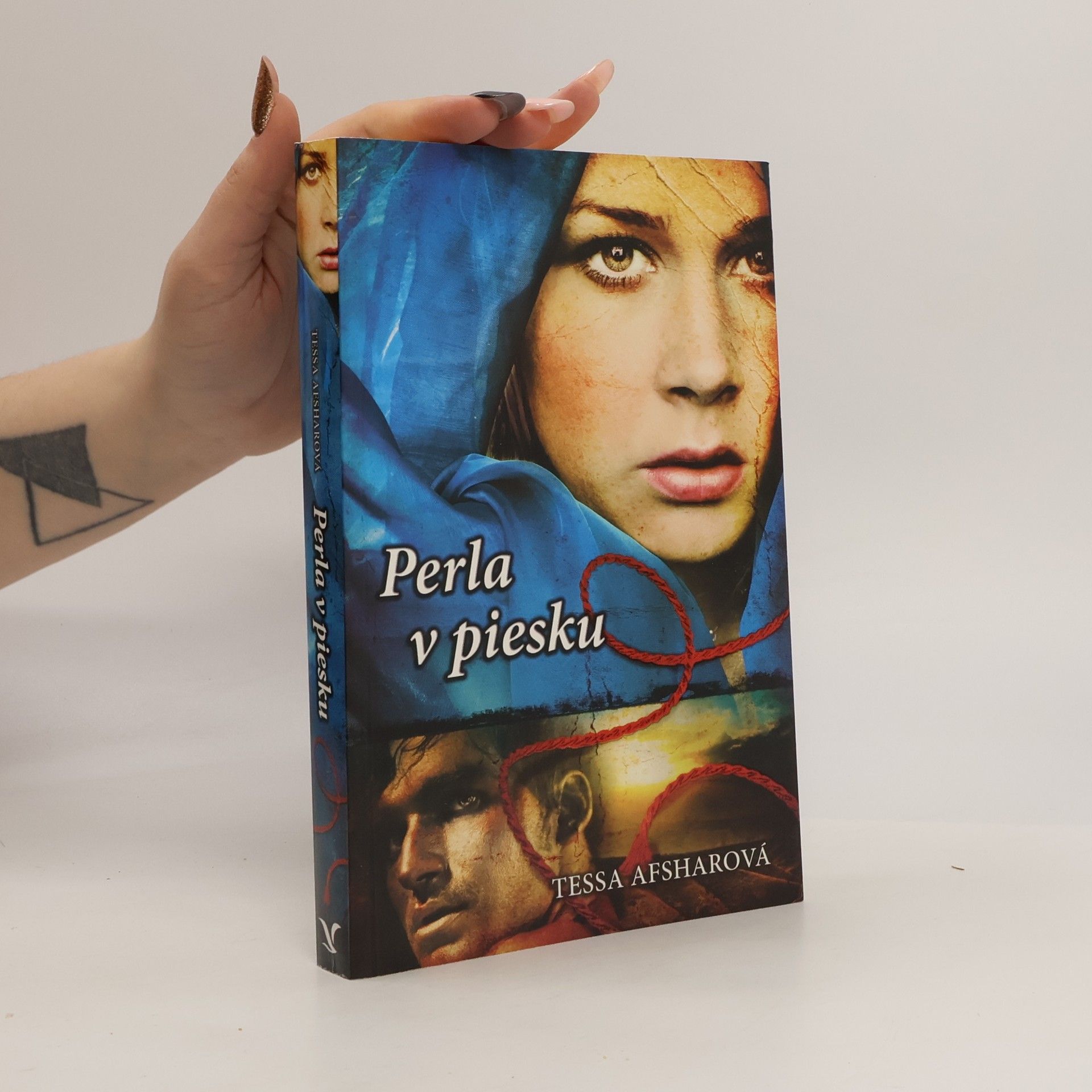 Tessa Afshar Perla v piesku