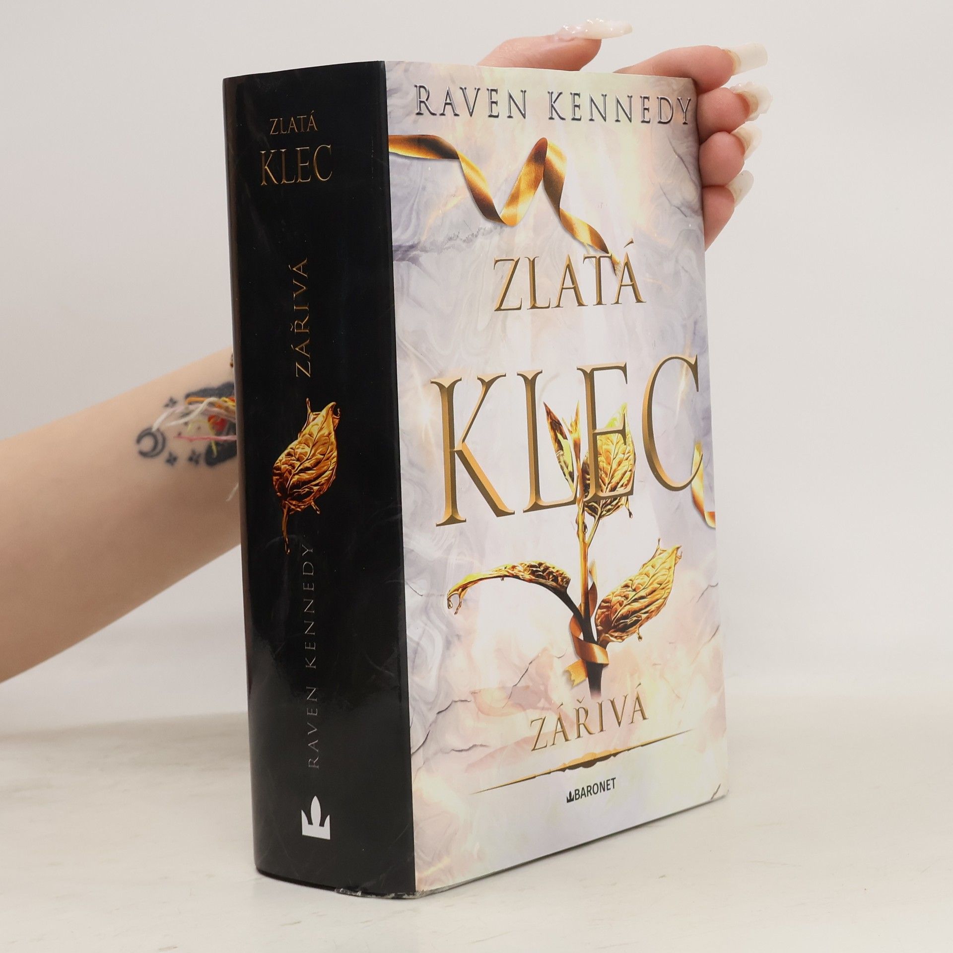 Raven Kennedy Zlatá klec. Zářivá