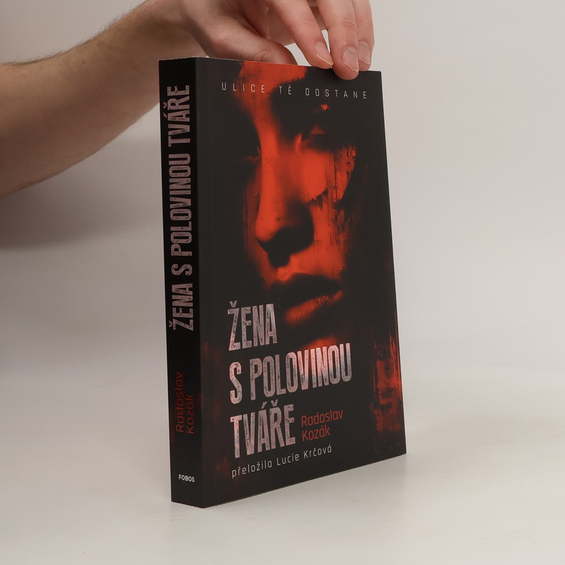 Žena s polovinou tváře