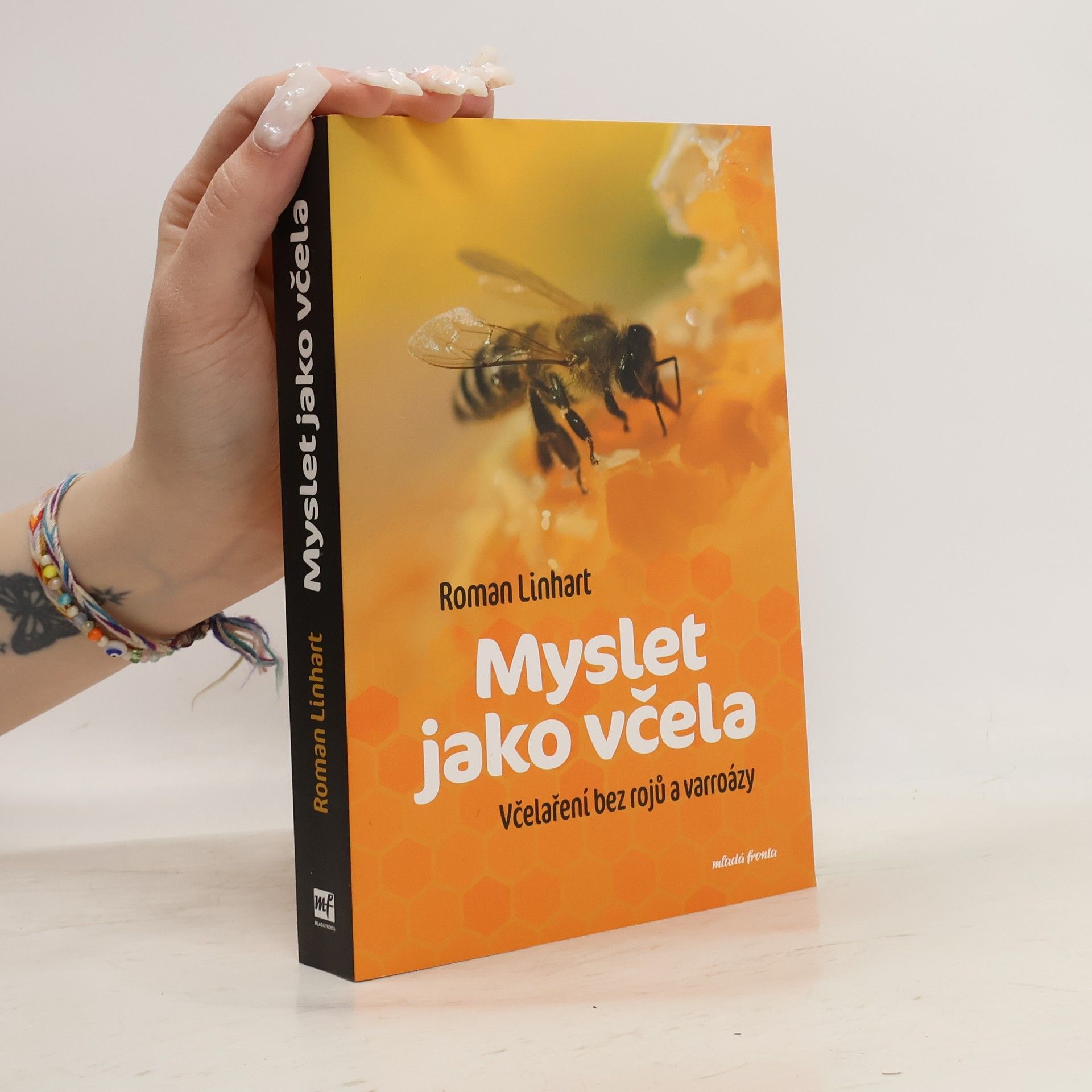 Roman Linhart Myslet jako včela : včelaření bez rojů a varroázy
