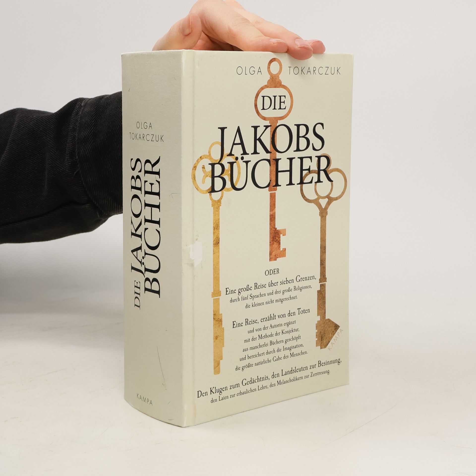 Olga Tokarczuk Die Jakobsbücher oder Eine grosse Reise über sieben Grenzen, durch fünf Sprachen und drei grosse Religionen, die kleinen nicht mitgerechnet - eine Reise, erzählt von den Toten und von der Autorin ergänzt mit der Methode der Konjektur, as mancherlei Büchern geschöpft und bereichert durch die Imagination, die grösste natürliche Gabe des Menschen - den Klugen zum Gedächtnis, den Landsleuten zur Besinnung, den Laien zur erbaulichen Lehre, den Melancholikern zur Zerstreuung