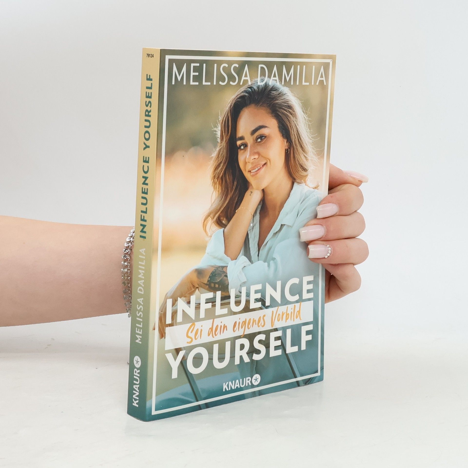 Melissa Damilia Influence yourself!