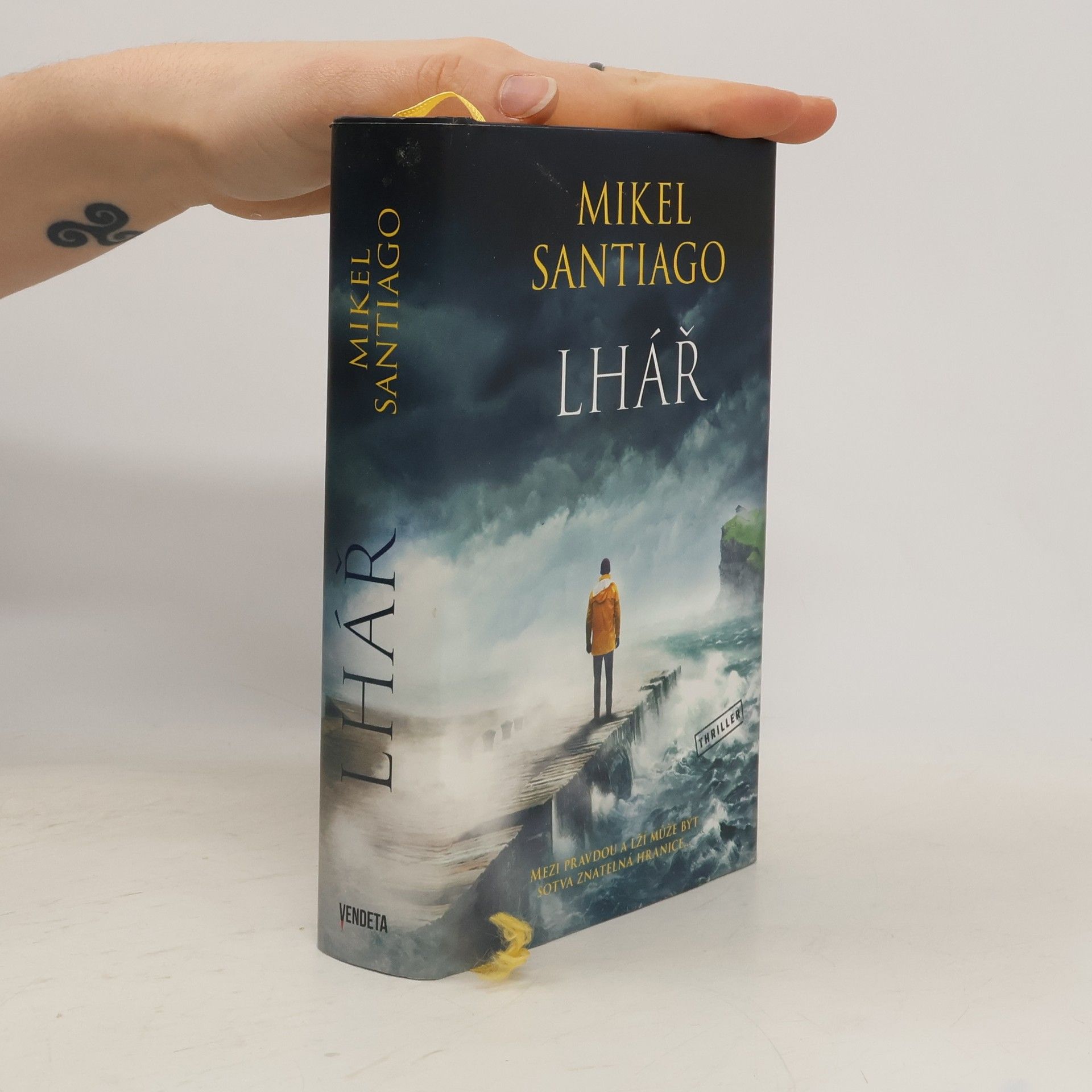 Mikel Santiago Lhář