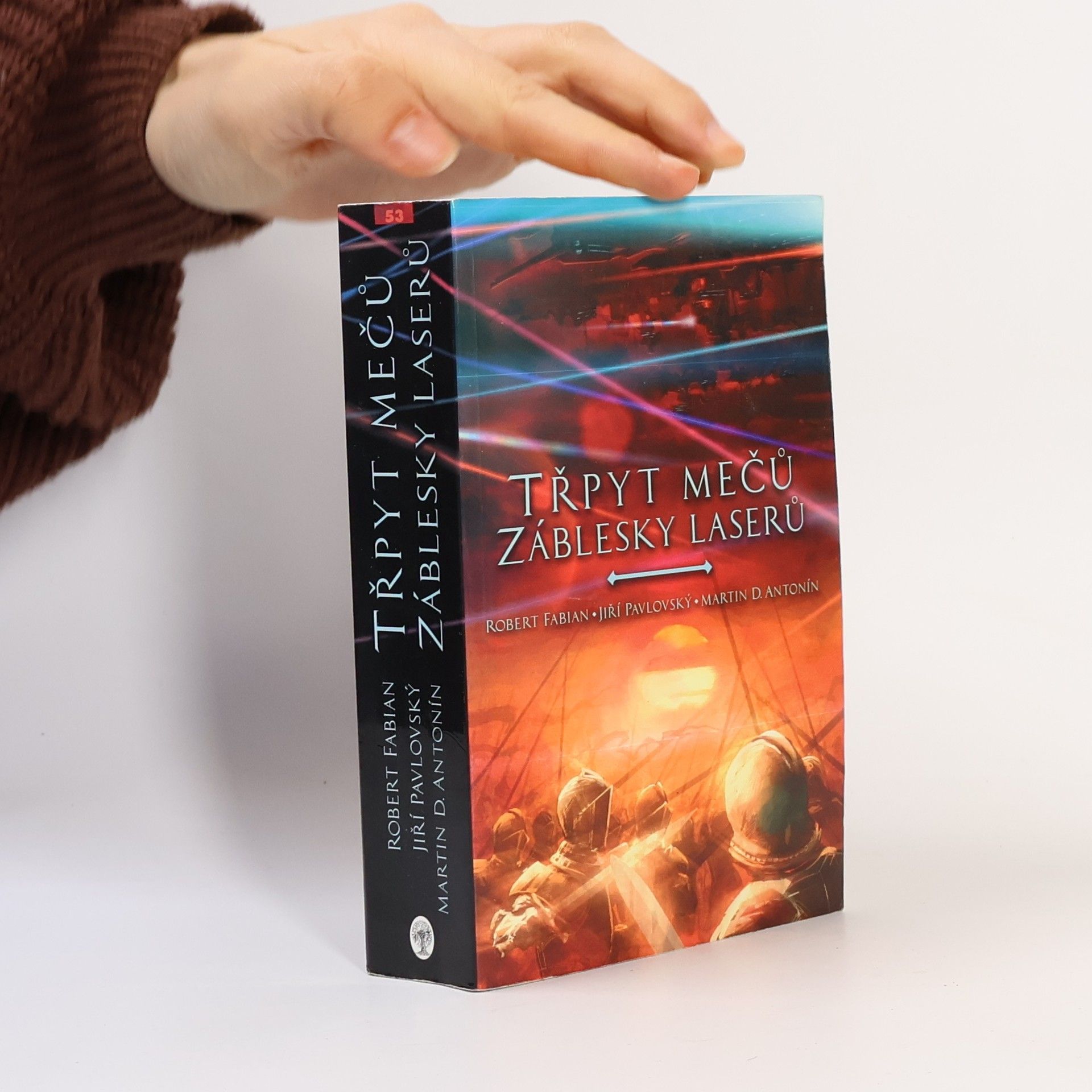 Robert Fabian Třpyt mečů, záblesky laserů : sborník "jen tak"