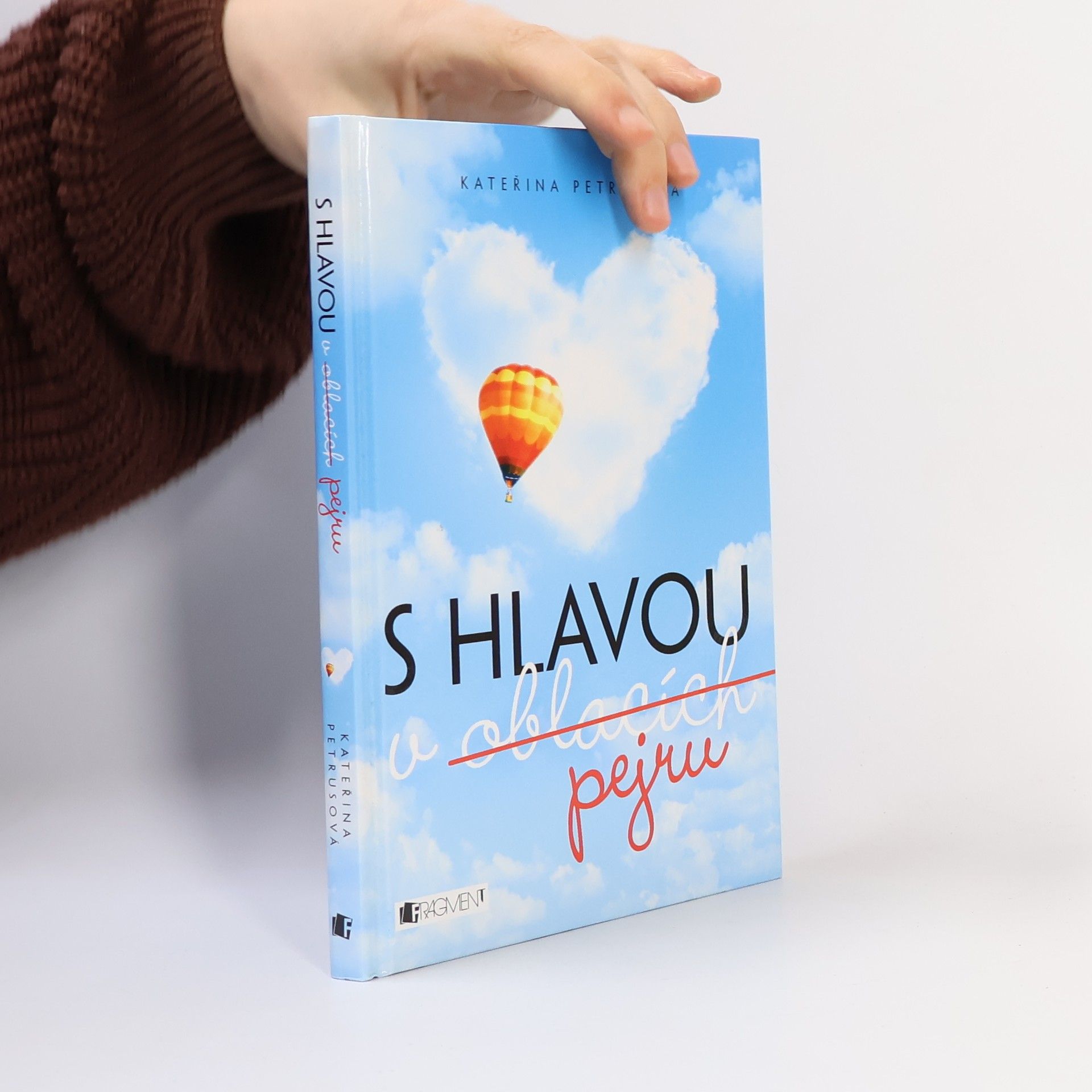 Katerina Petruševska-Seebach S hlavou v oblacích (pejru)