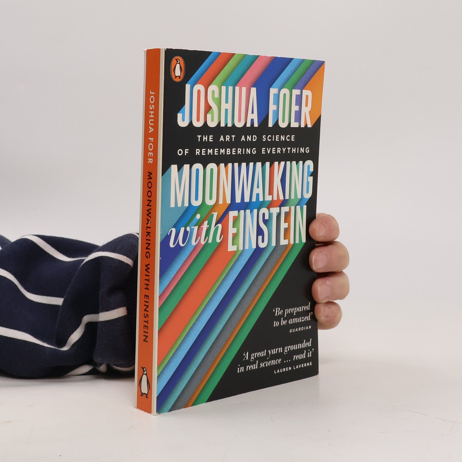 Joshua Foer Moonwalking with Einstein : the art and science of remembering everything