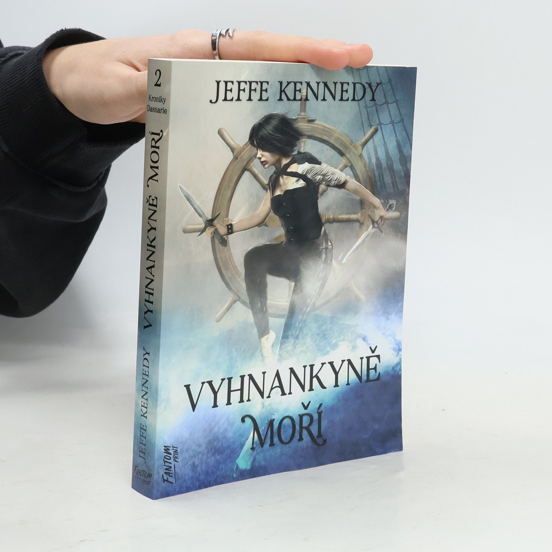 Jeffe Kennedy Kroniky Dasnarie 2: Vyhnankyně moří